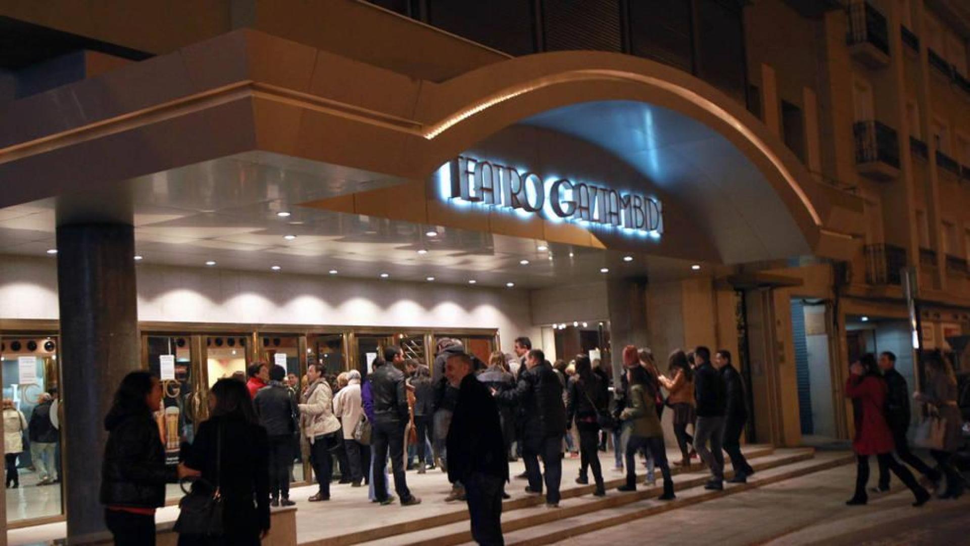Un grupo de personas a las puertas del teatro Gaztambide.