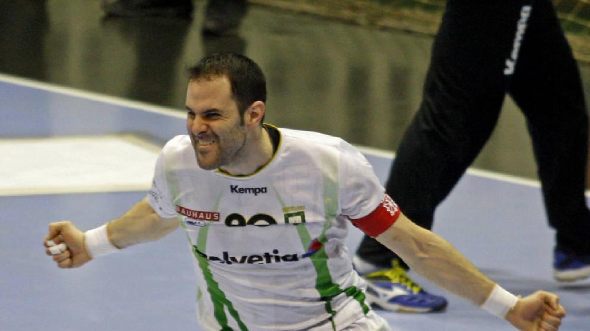 Miguel Goñi celebra un gol en Anaitasuna.