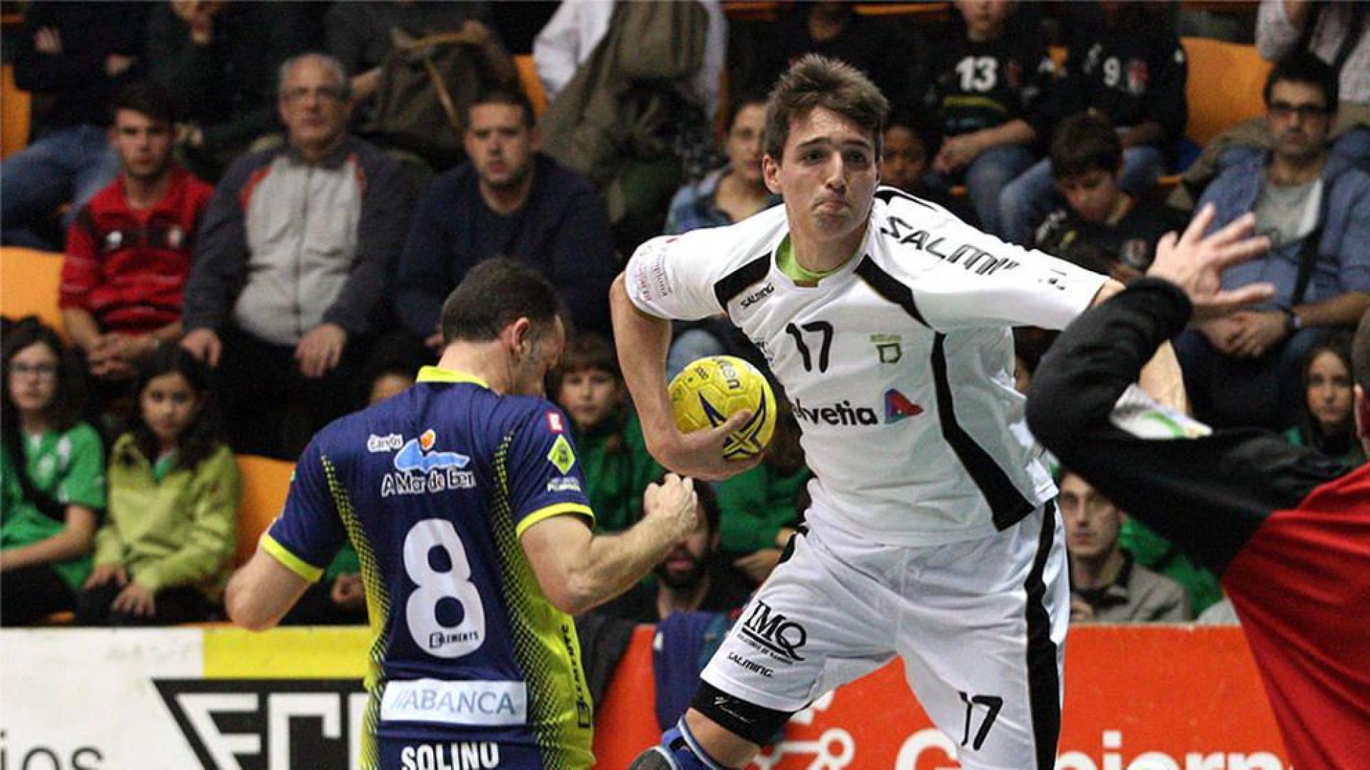 Imágenes del partido de la Liga Asobal disputado este domingo en Pamplona.