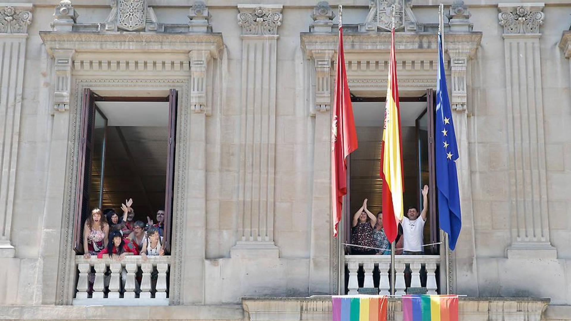 El colectivo LGTBI conmemora su día con un acto en el Parlamento de Navarra
