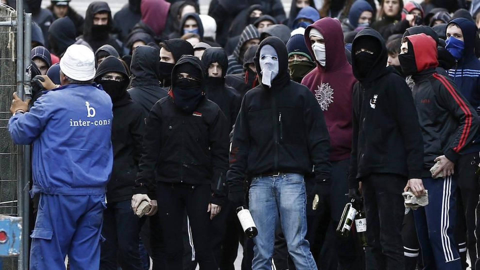 Enfrentamientos al término de una manifestación de estudiantes que se ha celebrado en Pamplona en el marco de una jornada de protestas convocada por la organización Ikasle Abertzaleak.