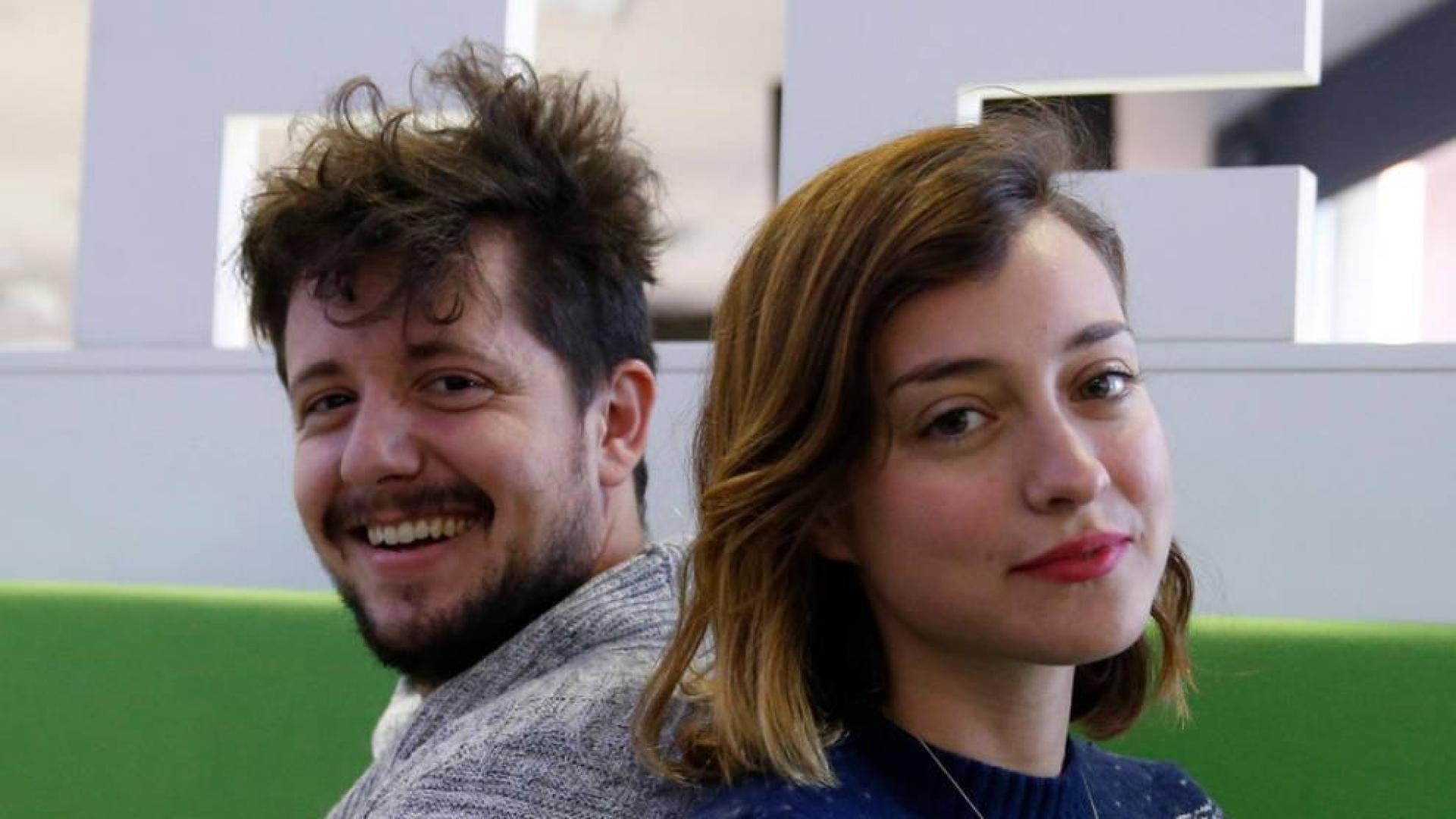 La cantante Lourdes Hernández (d), más conocida como Russian Red, con el director del corto, David Priego (i).