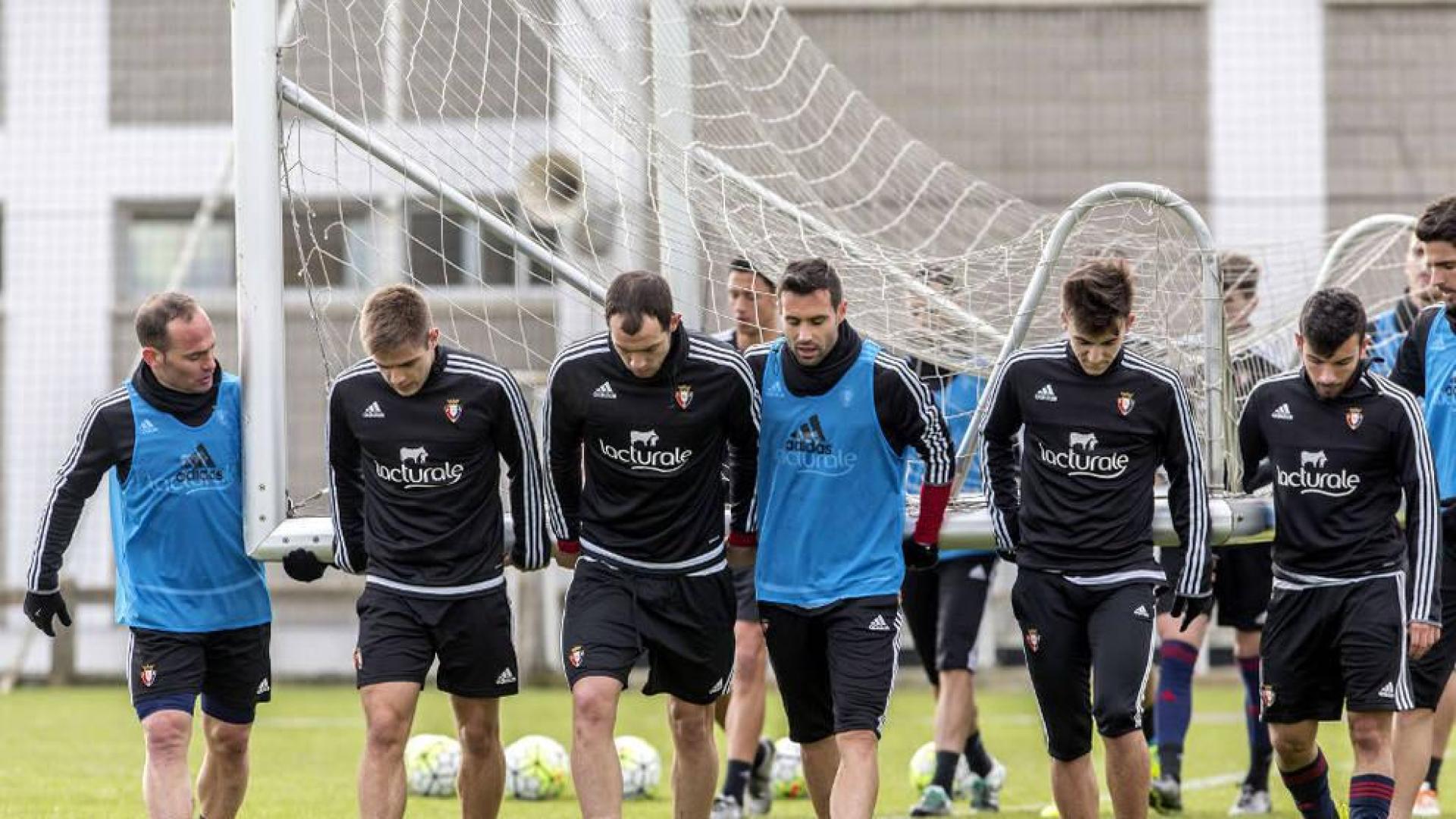 Nino, Pucko, Urko Vera, Javi Flaño, Aitor Buñuel y Jose García llevan una portería en Tajonar.