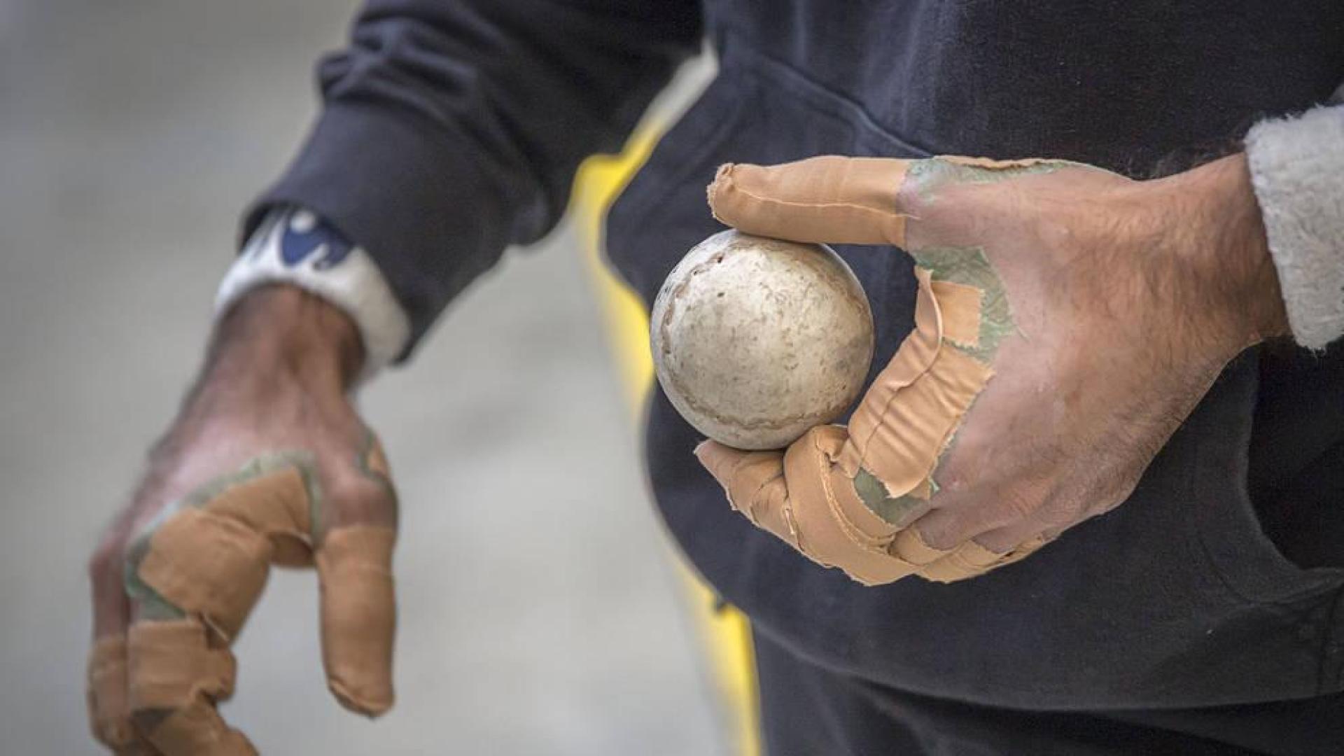 Jokin Altuna sostiene una pelota durante una elección de material en Lekunberri.