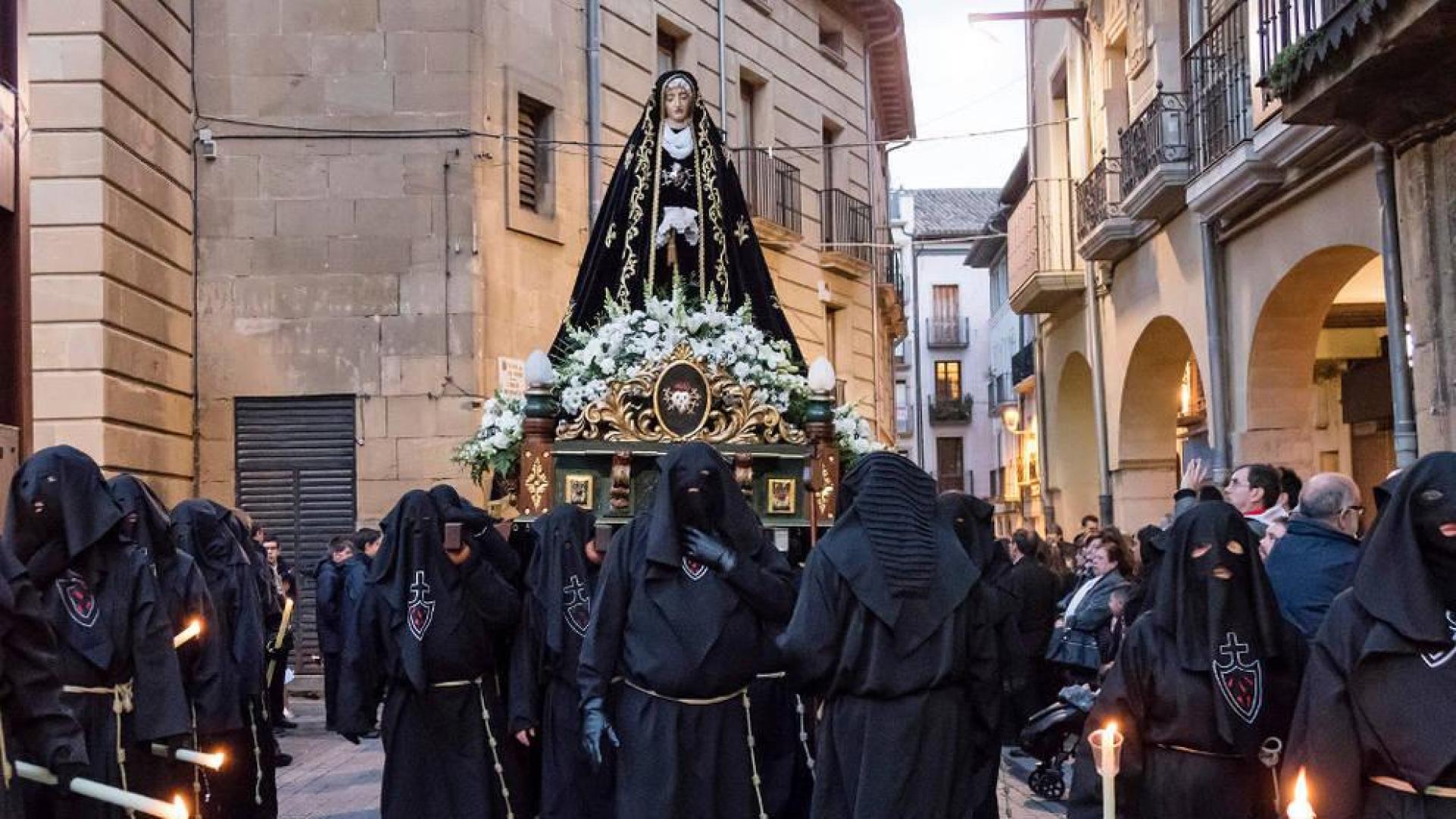 La Dolorosa, momentos después de salir de San Juan, avanzando para colocarse al final de la comitiva de pasos de la procesión de Estella.