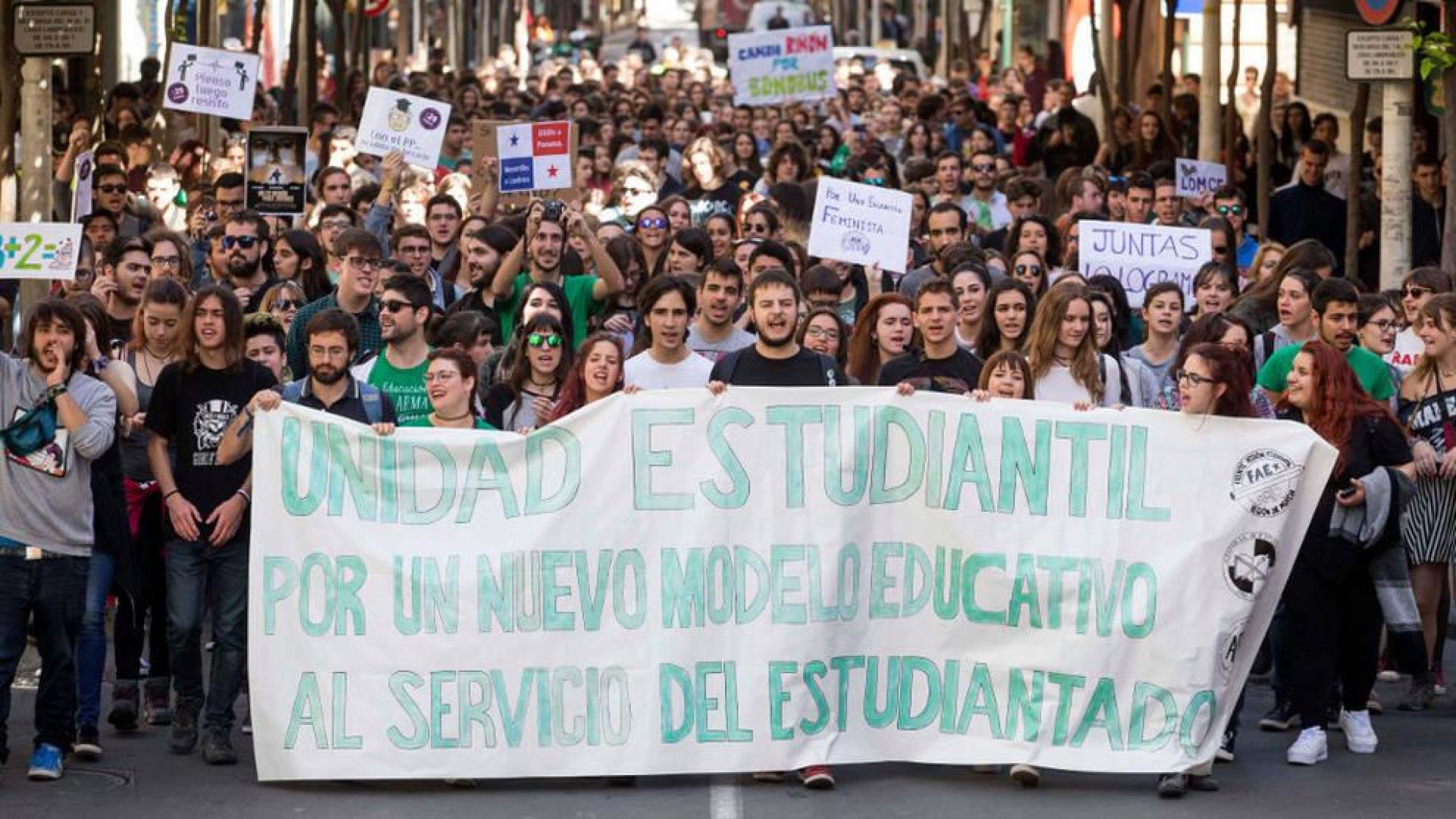 Manifestación de estudiantes por las calles del centro de Murcia.