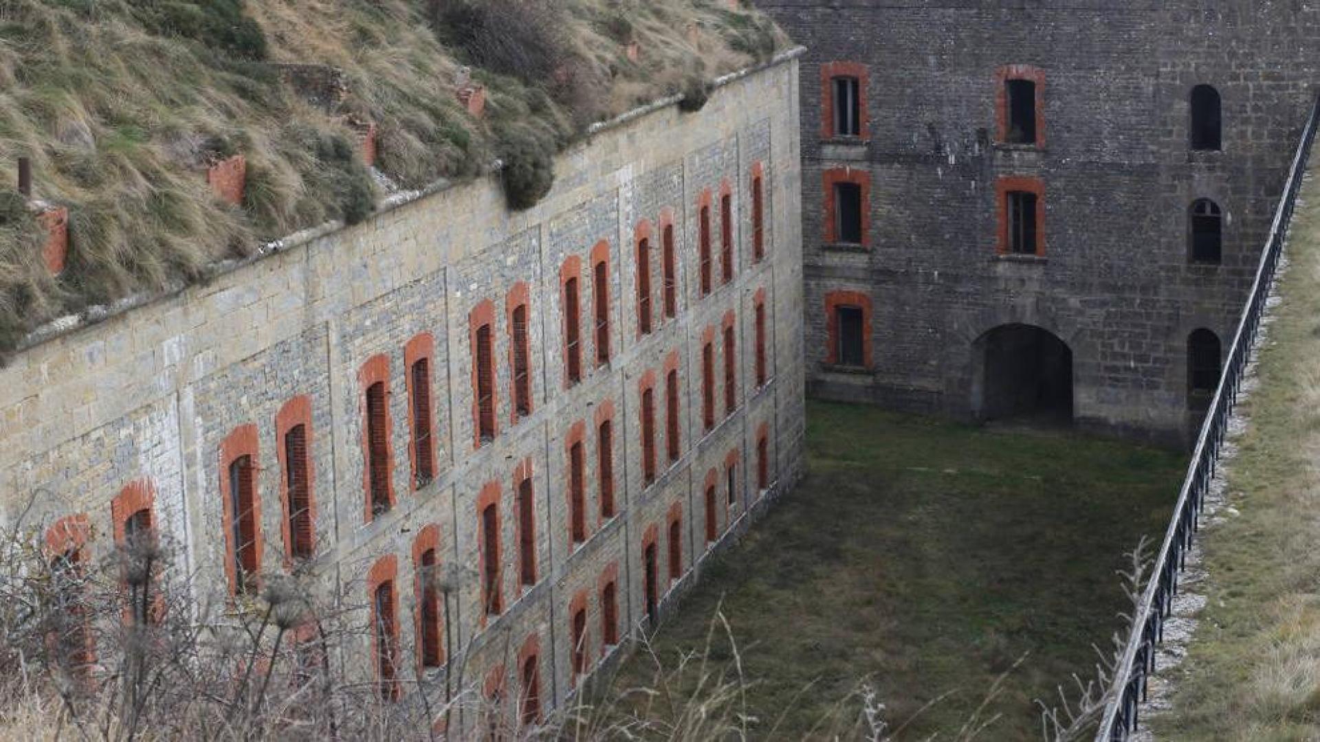 El Parlamento insta a negociar la reversión del fuerte de San Cristóbal
