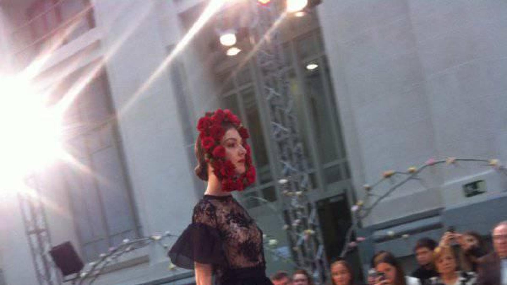 Una modelo desfila con un vestido de novia negro en la Pasarela Costura España.