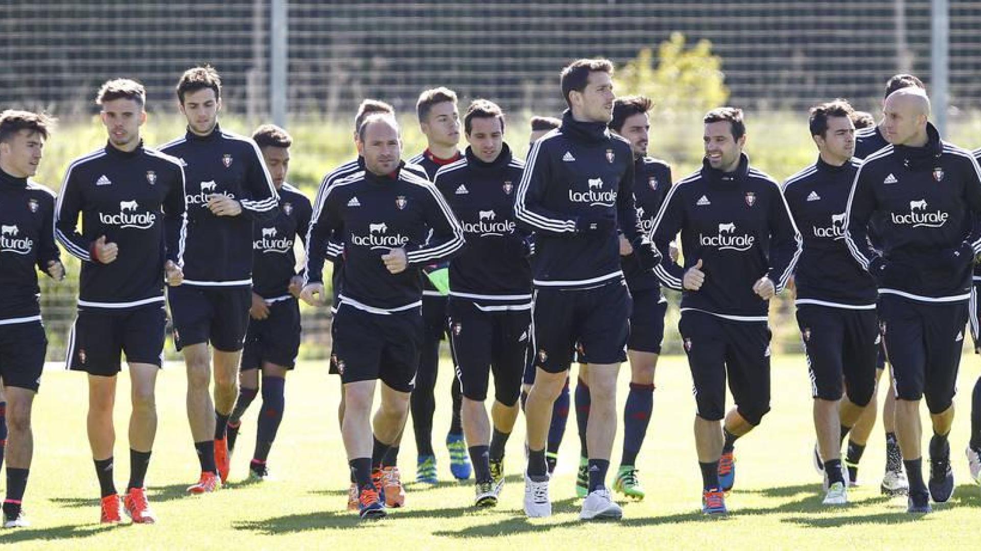 Los jugadores de Osasuna hacen carrera continua en el entrenamiento de ayer.