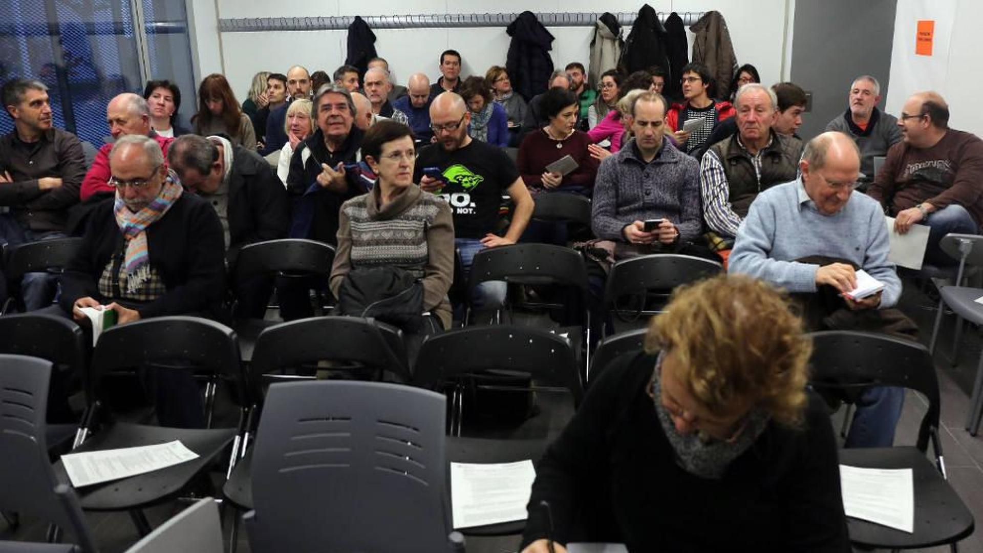 Vecinos, en el primer foro de barrio que acogió el civivox de la Milagrosa.