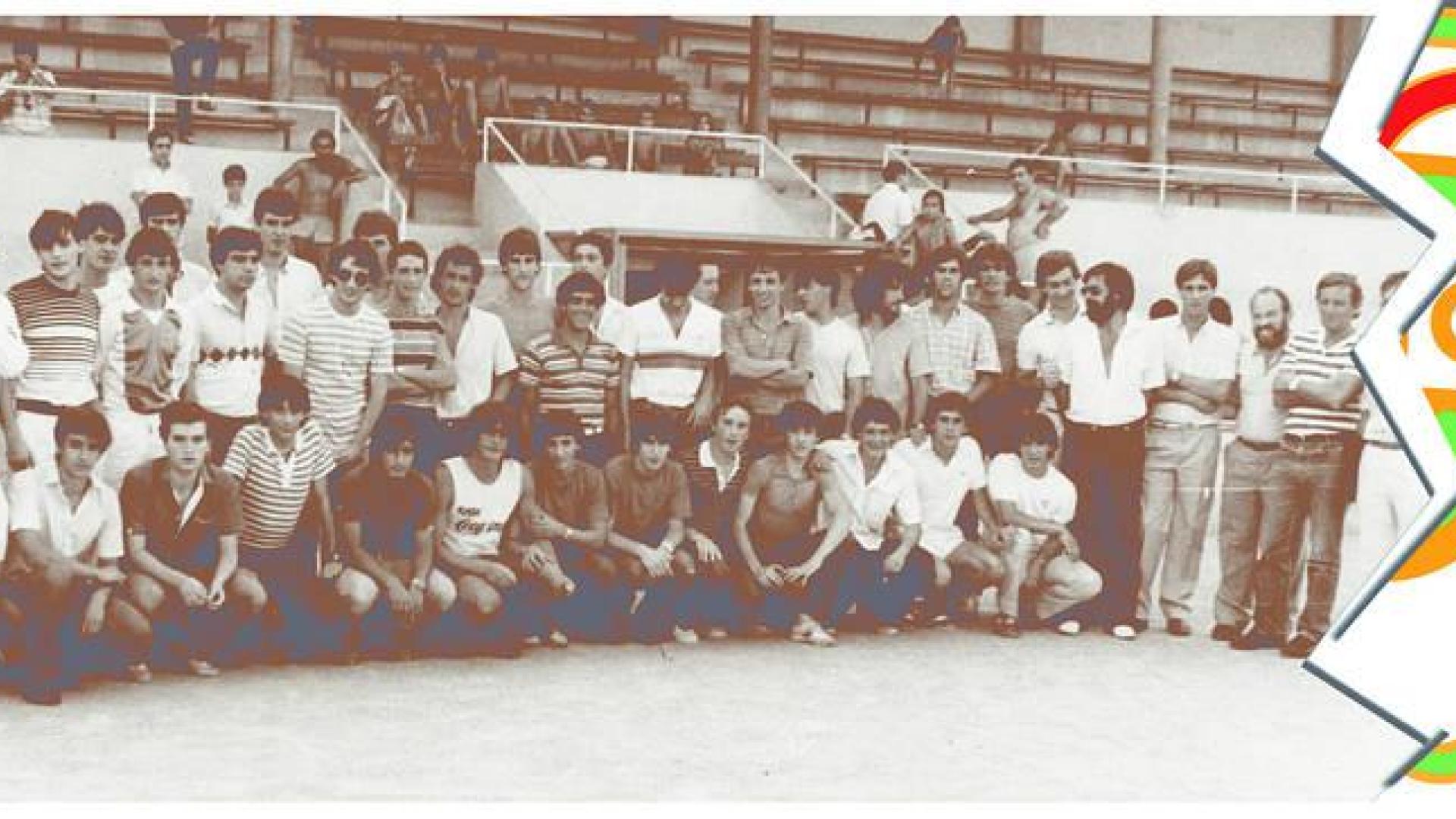 El equipo de Oberena que en la temporada 1983-1984 consiguió el ascenso a Tercera División durante la presentación oficial del club.