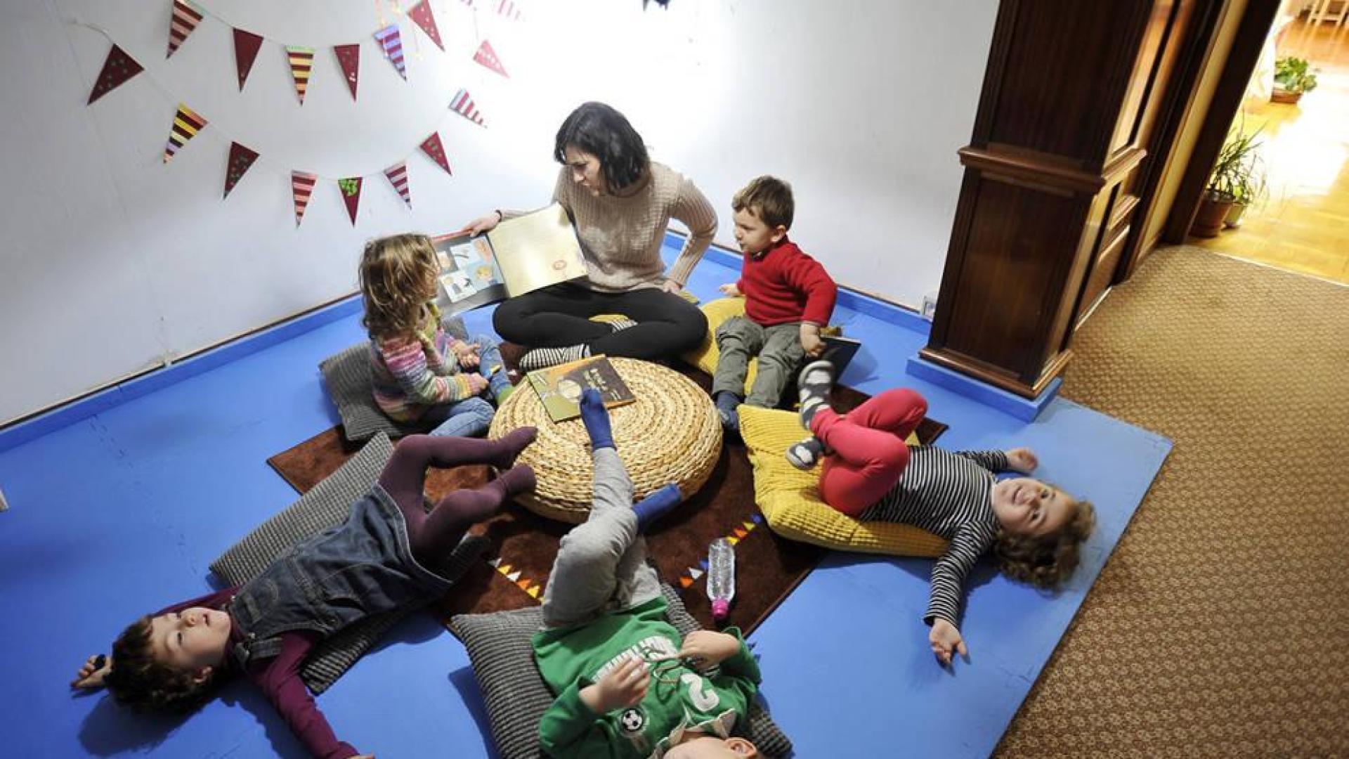 Alumnos del nuevo centro Montessori, en una clase, ayer en Peralta.
