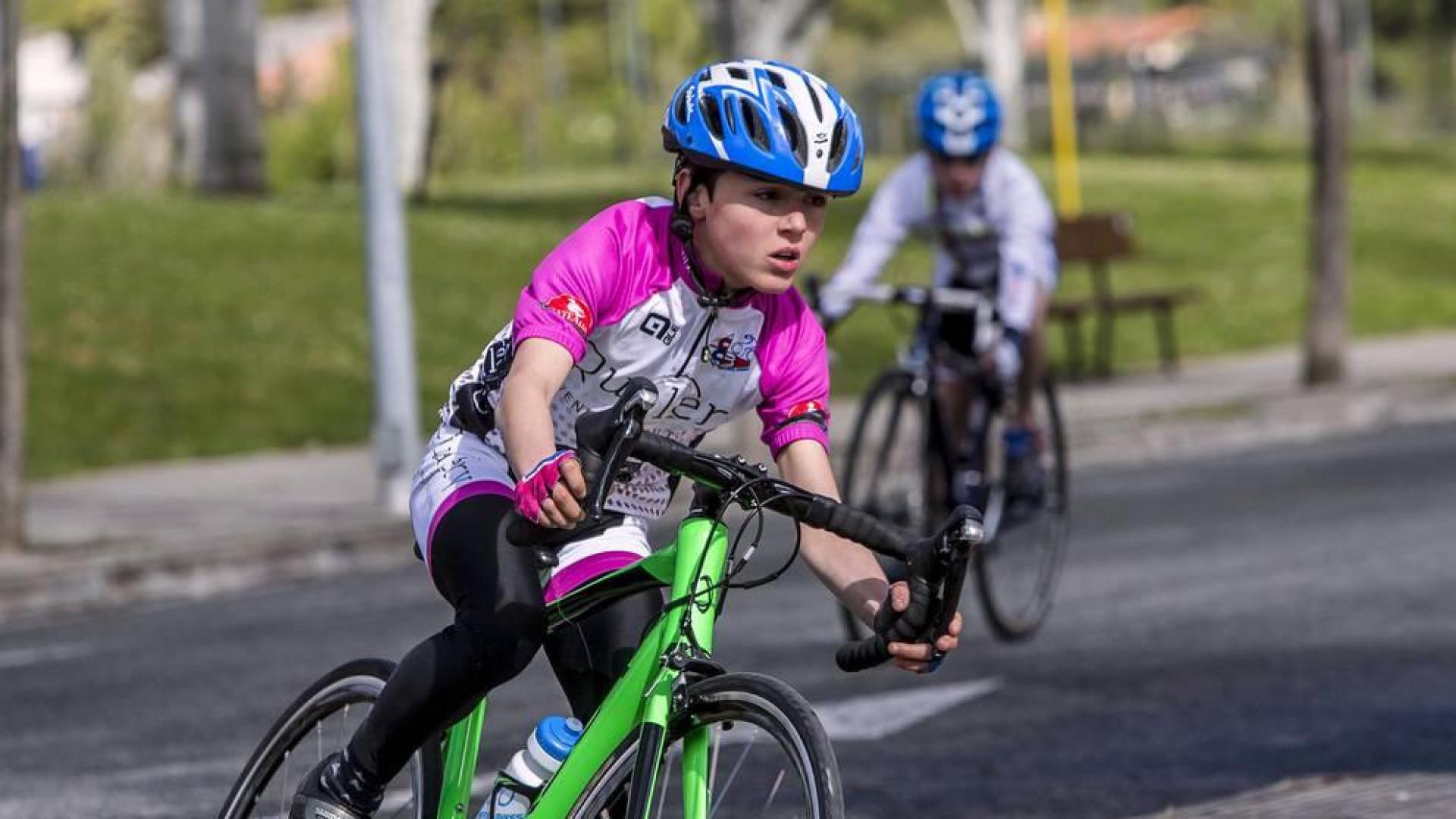 La primera prueba ciclista puntuable de los Juegos Deportivos de Navarra para los más pequeños se saldó con un éxito rotundo de participación y de concurrencia. Más de 200 chicos y chicas de entre 6 y 14 años se citaron en el polígono Landazábal de Villava el domingo uno de mayo para competir. Todos ellos unidos por una gran pasión: la bicicleta.