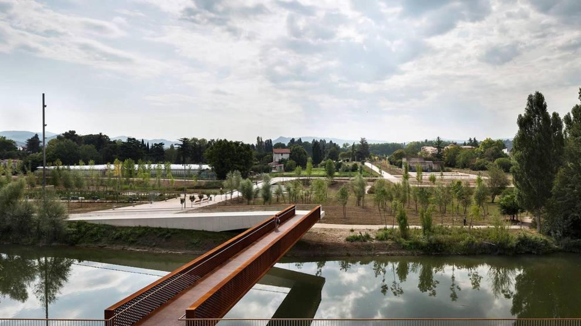 Pasarela peatonal sobre el río Arga y Casetas de aperos para las huertas sociales del Parque Aranzadi de Pamplona.