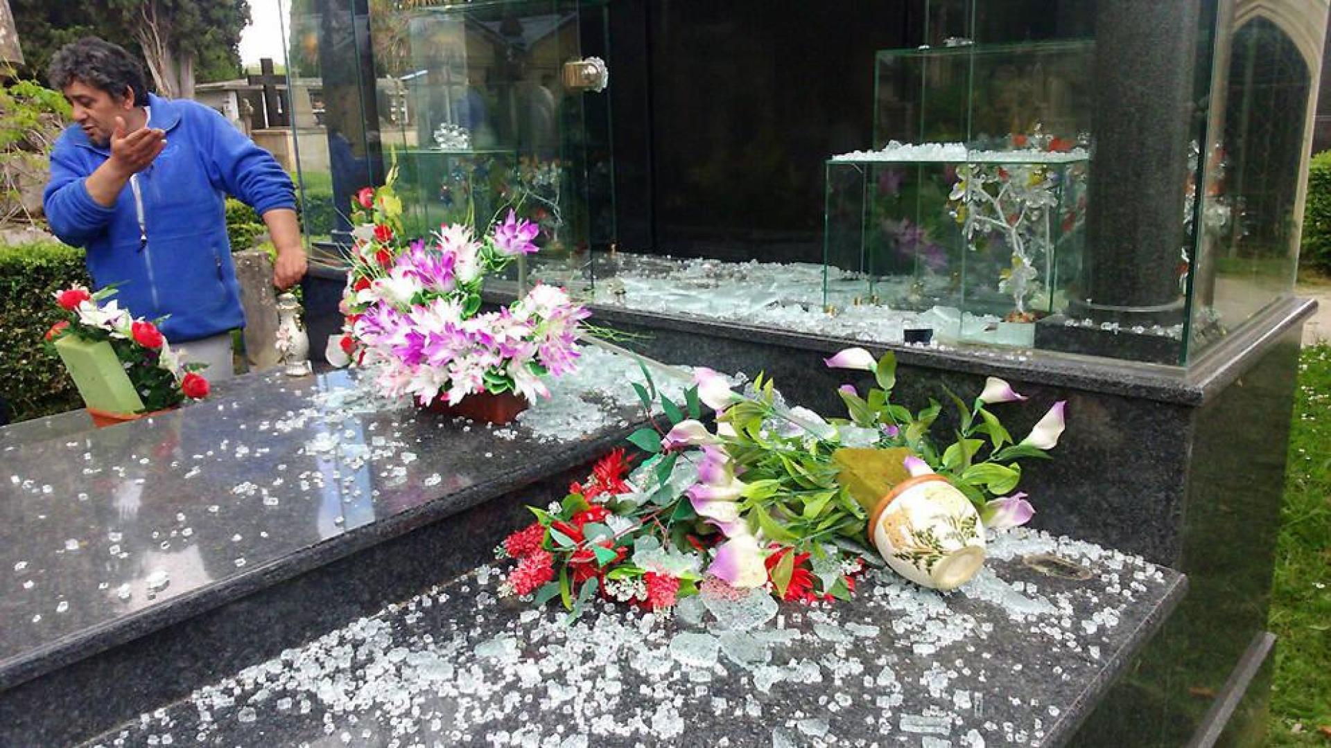 Roban unas 50 cruces y lápidas de bronce en el cementerio de Pamplona