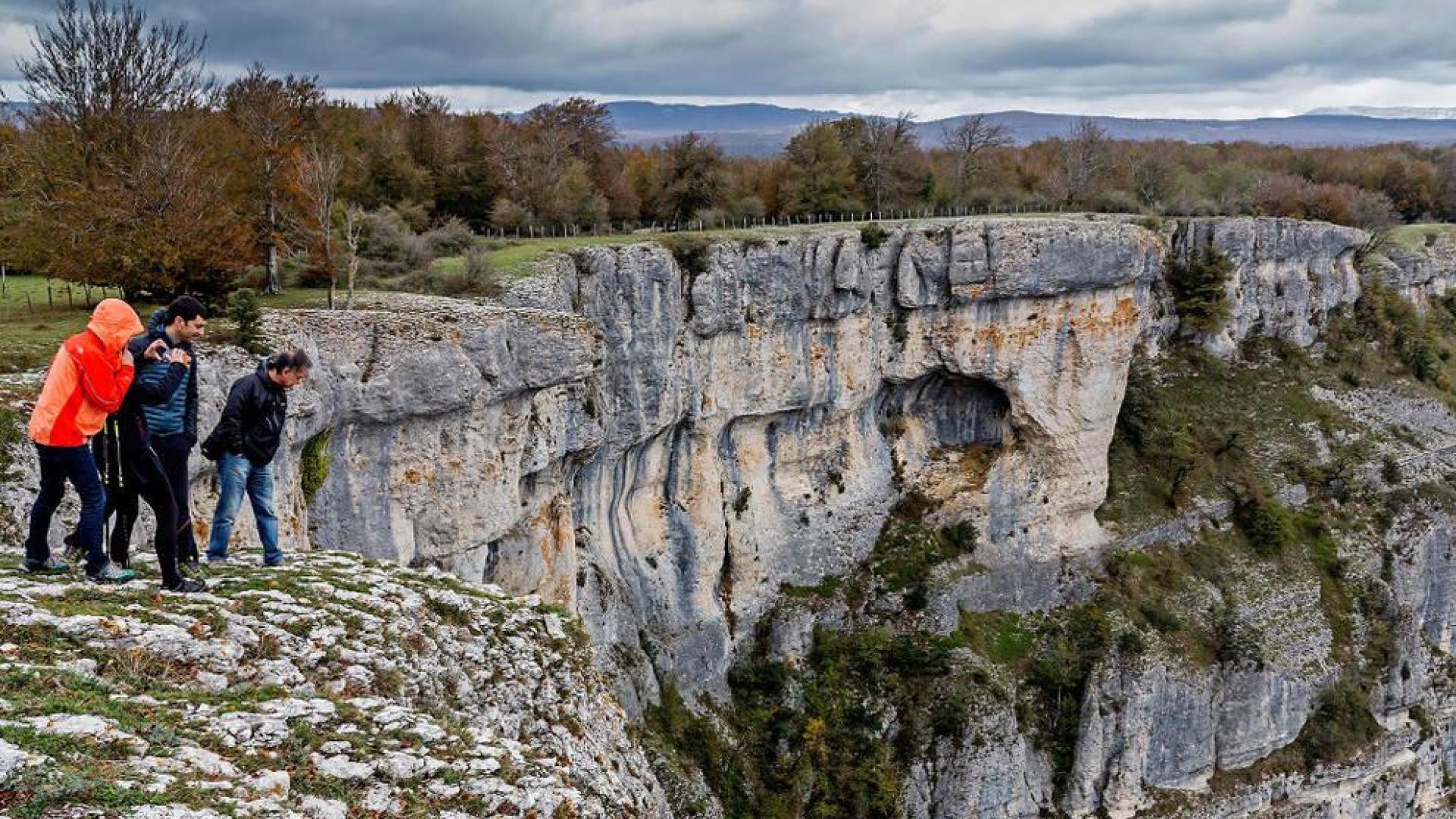 Un grupo de visitantes se asoma al 'Balcón de Pilatos', en la Sierra de Urbasa.