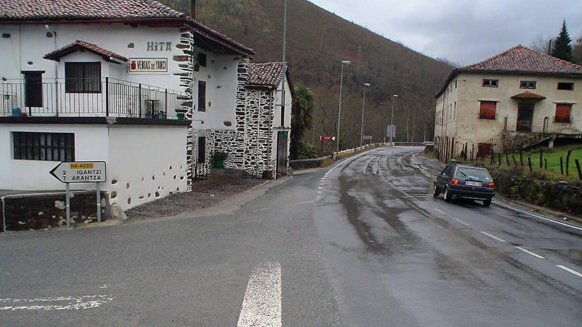 Abierta la carretera N-121-A tras la salida de vía de un camión a la altura de Igantzi