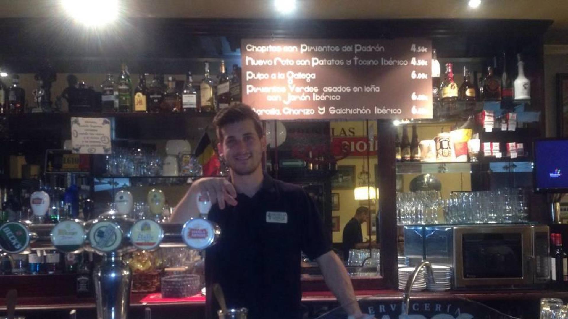 Eduardo de Prados, portero de la Mutilvera, detrás de la barra de la Cervecería Kairos Bruselas después del partido ante la Gimnástica.