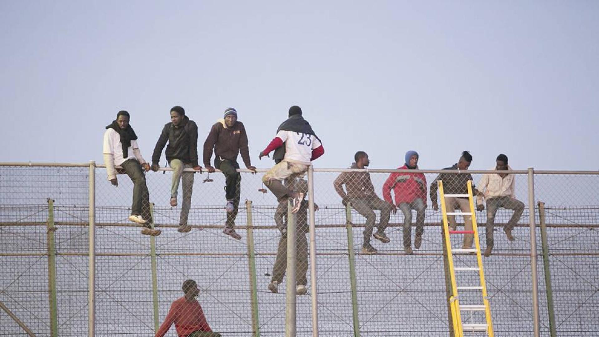 Un centenar de inmigrantes intenta saltar la valla de Melilla