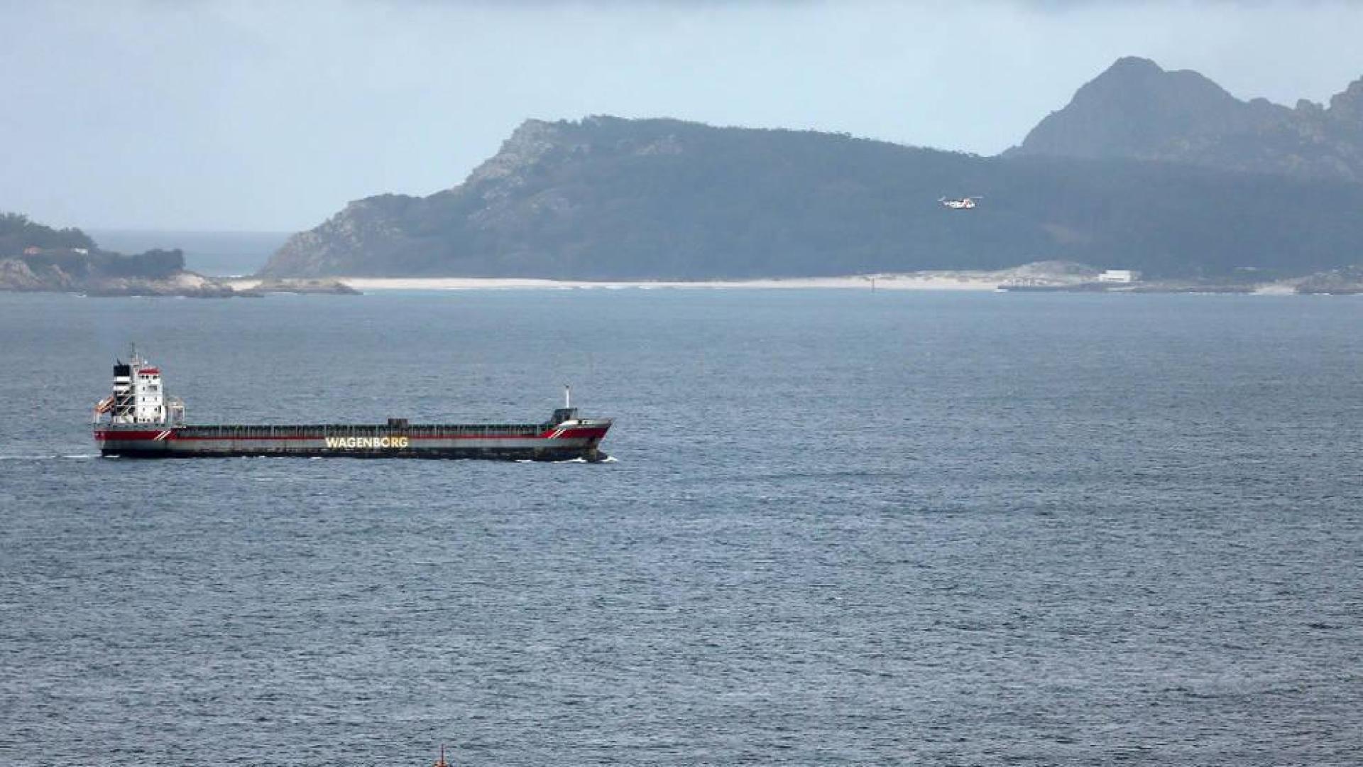 Salvamento Marítimo busca al sur de las Islas Cíes a dos marineros que salieron a faenar y están desaparecidos.