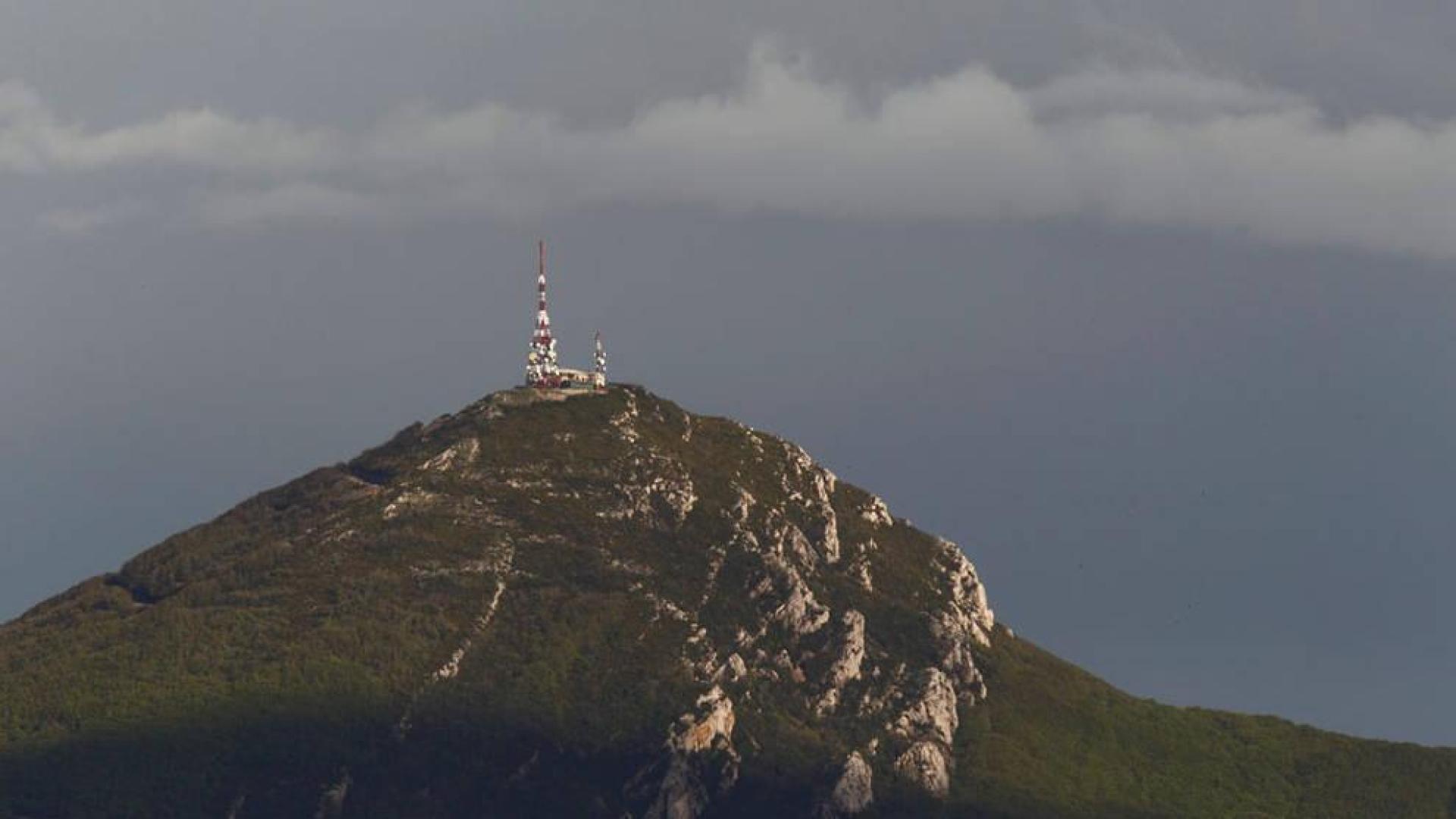 Un rayo en la Higa de Monreal causa cortes en la emisión de televisión y radio