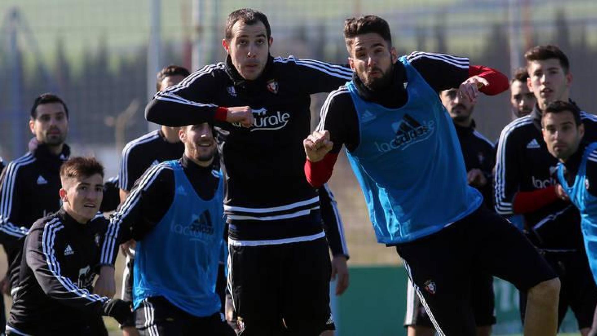 Urko Vera y Kenan Kodro disputan un balón de cabeza en una de las jugadas que ensayó ayer el equipo desde el punto de esquina.