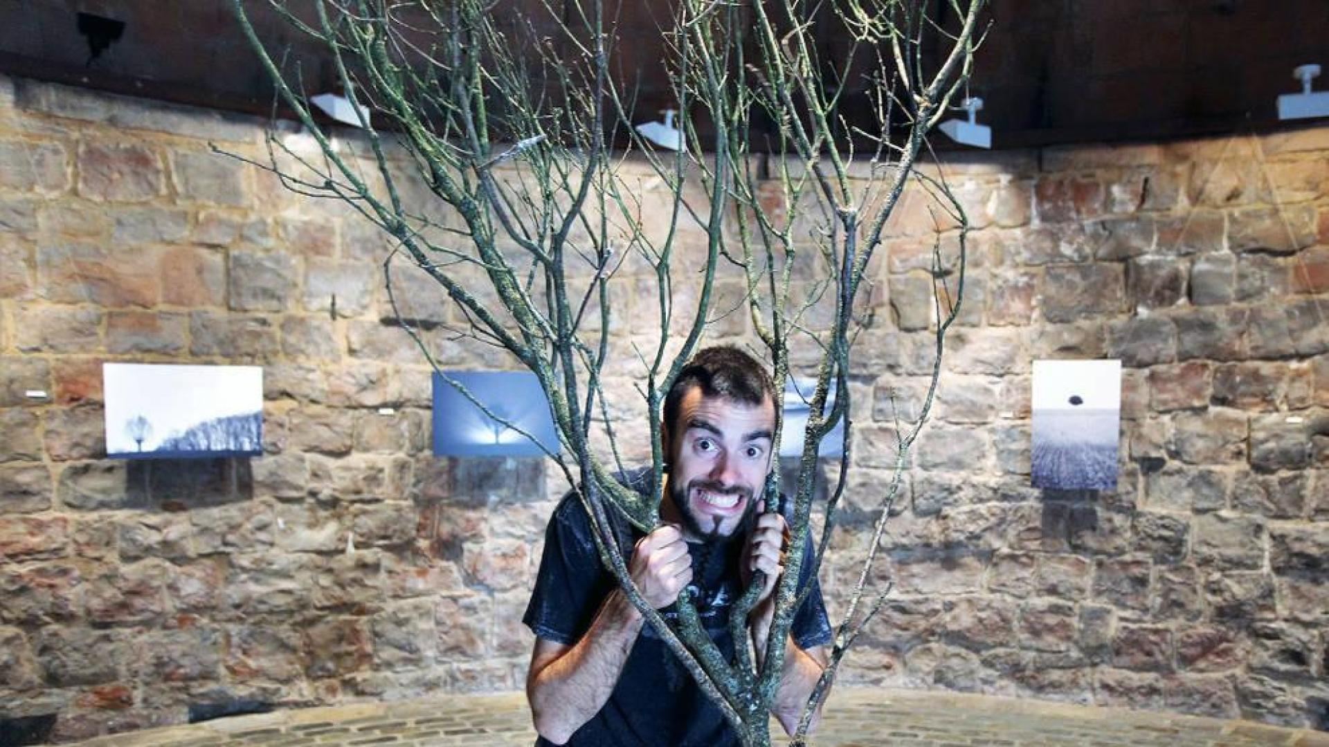 Iñaki Larrea simboliza el espíritu de supervivencia en los árboles solitarios