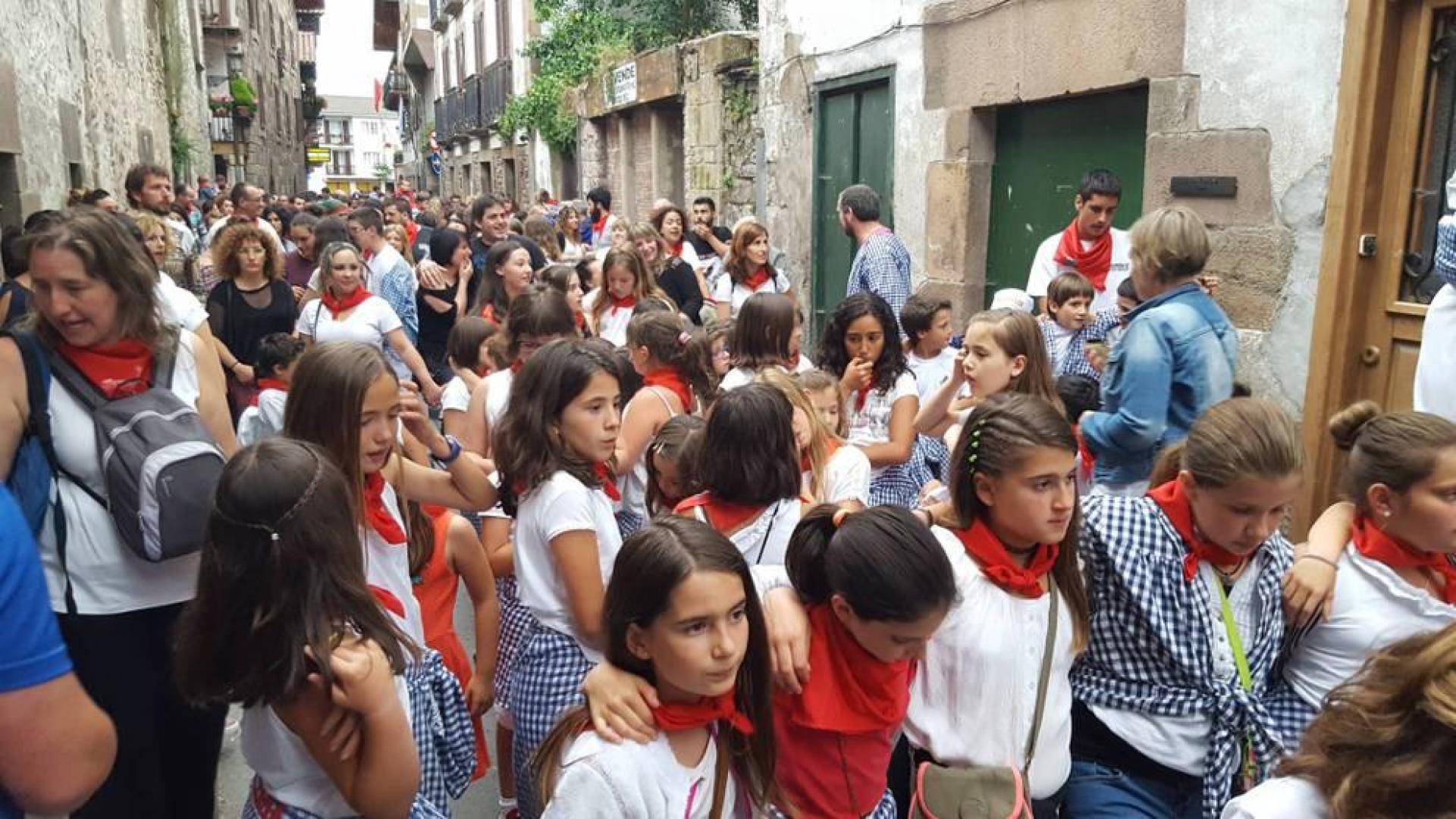 Saque de honor en Santesteban