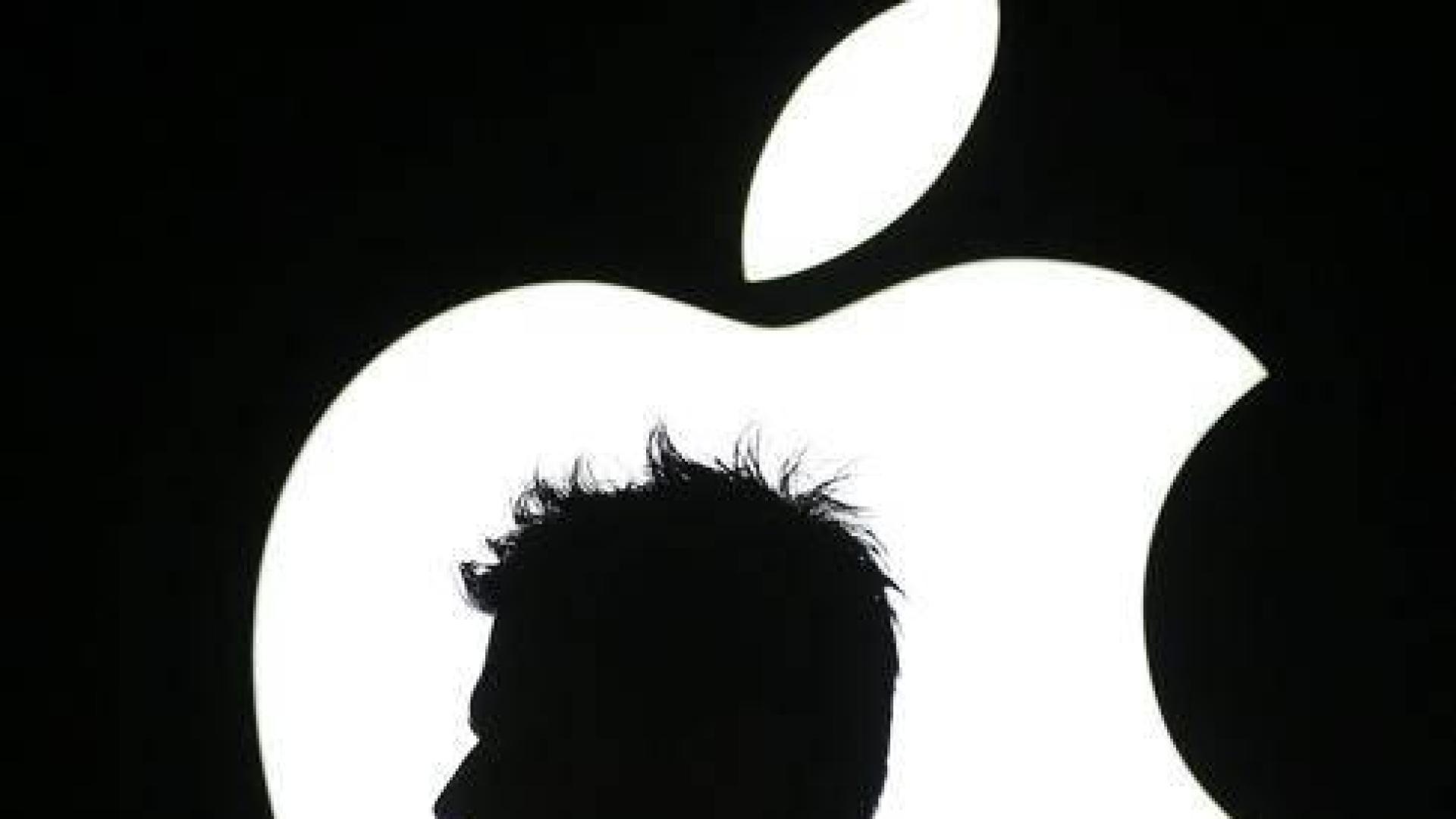 El hombre pide a Apple 10.000 millones de dólares como compensación.