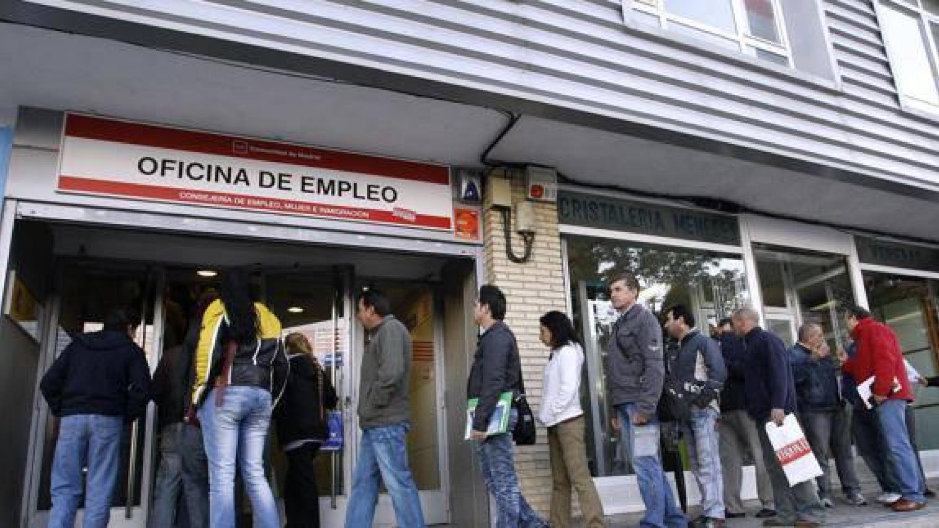 Colas en la oficina de empleo de Madrid.