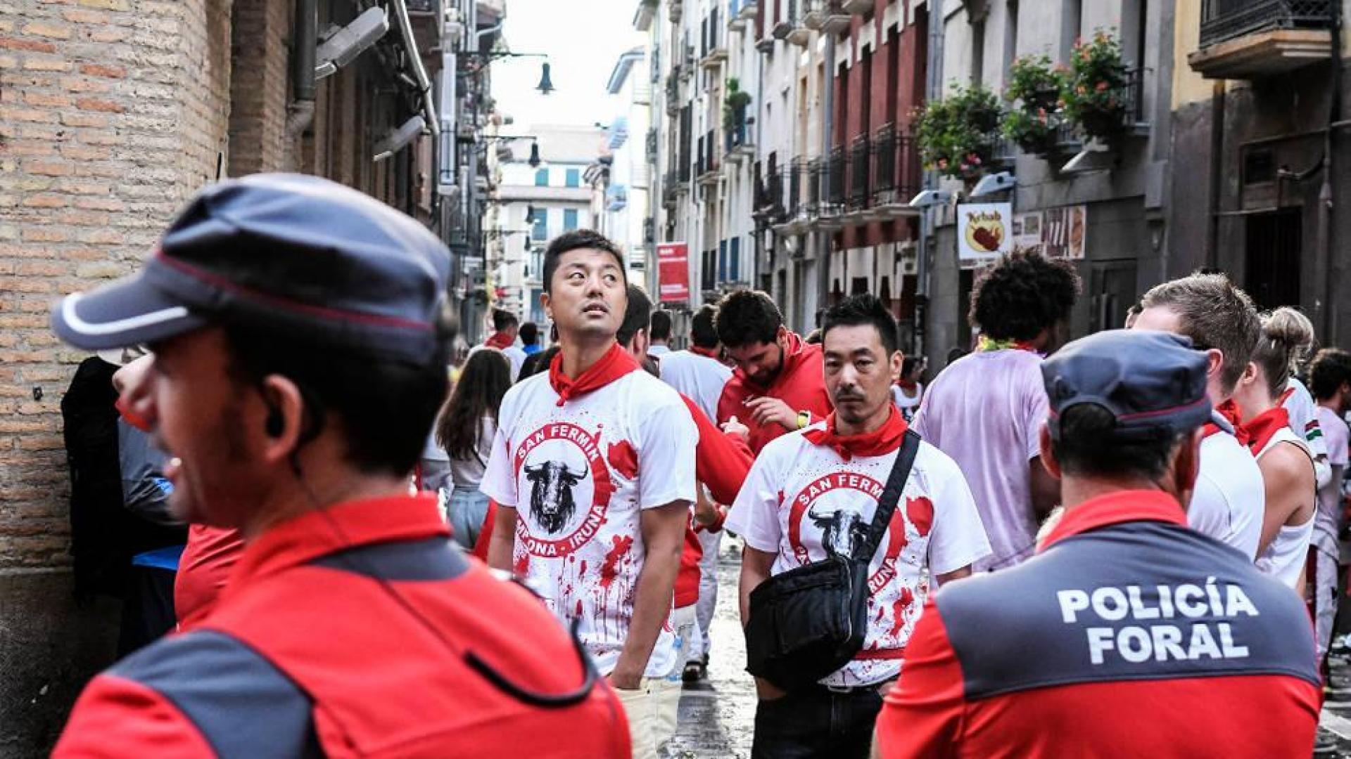 Dos agentes de Policía Foral en las calles de Pamplona en San Fermín.