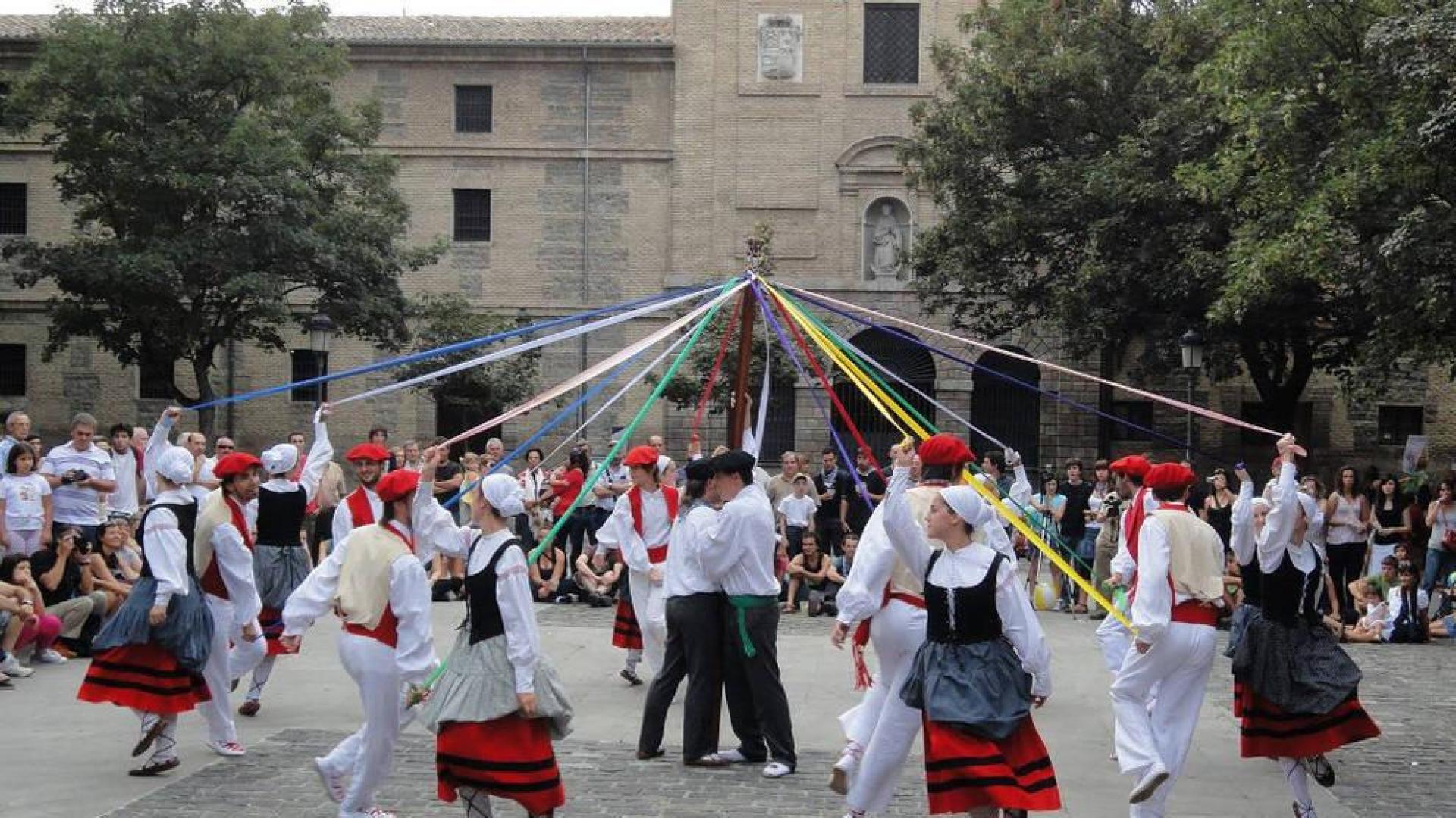 La danza tradicional recorre la comarca de Pamplona