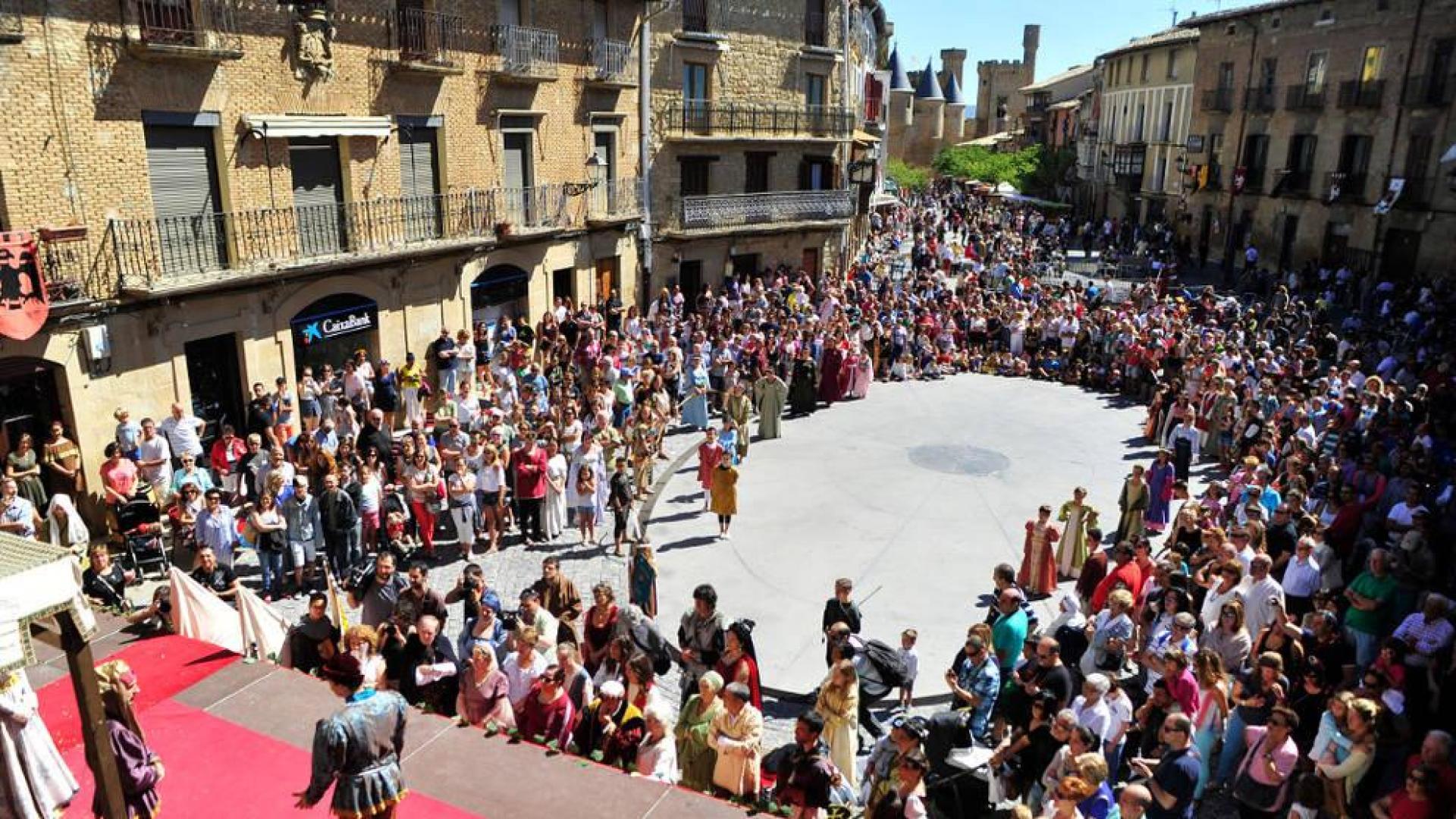 La plaza de Carlos III El Noble, a rebosar ayer durante la representación teatral en el último día de las fiestas medievales de Olite.