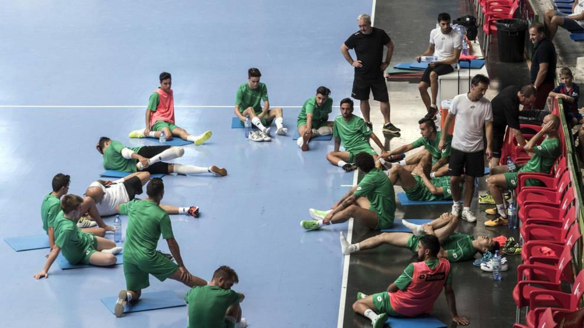 El Magna Gurpea realiza ayer estiramientos al término del primer entrenamiento de pretemporada.