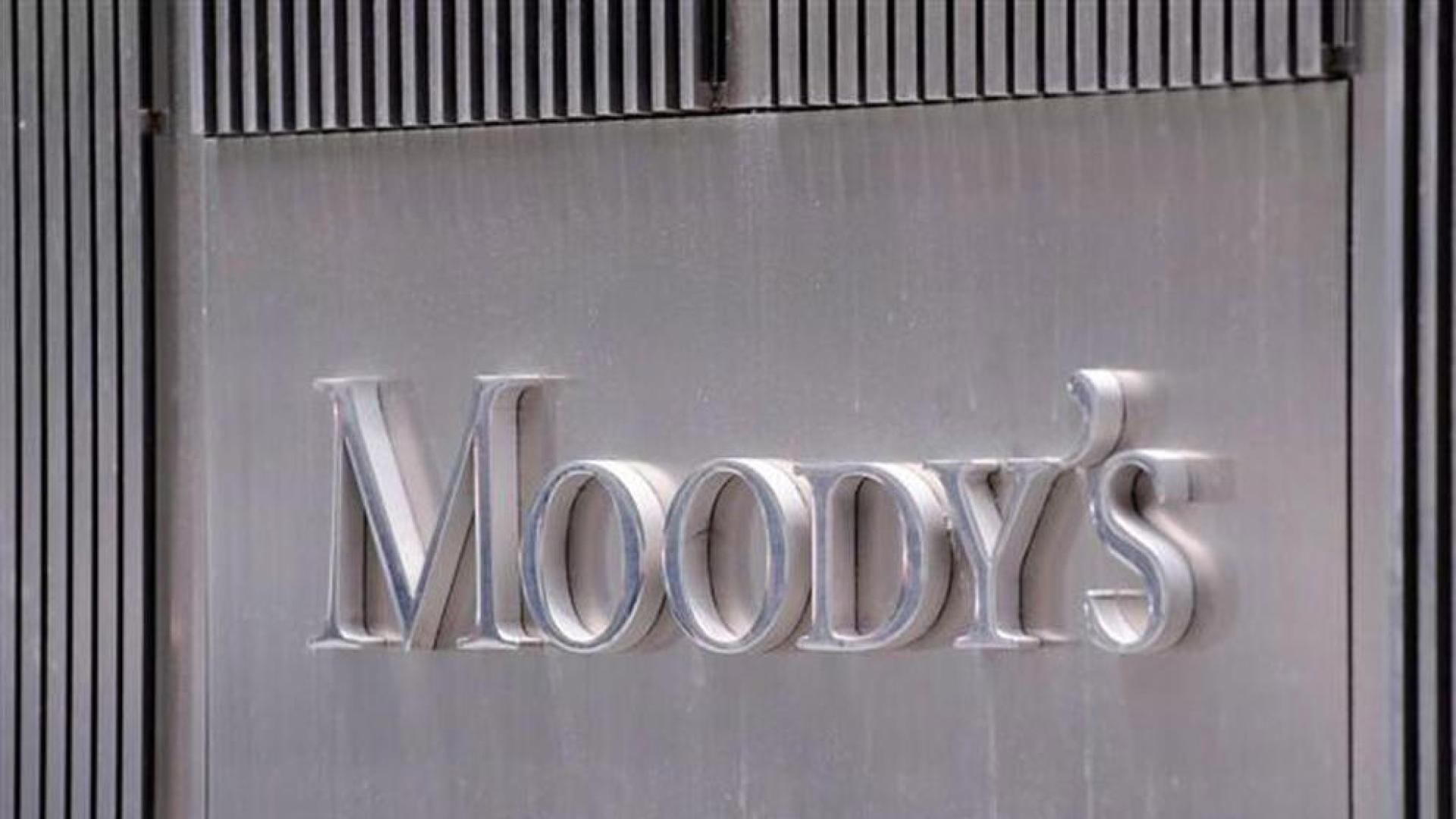 Moody's rebaja hasta 4 escalones la nota de 28 bancos españoles