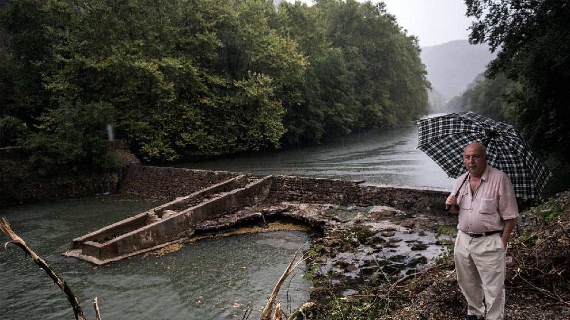 El veterano pescador de Bera Juan Otamendi acudió ayer por la tarde a comprobar la evolución de las obras en la presa de Endarlatsa.