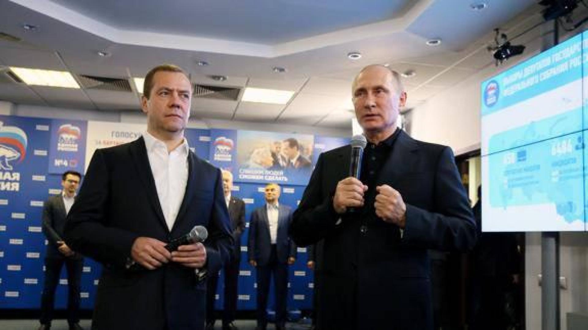 Dimitri Medvedev y Vladímir Putin celebran el resultado electoral.