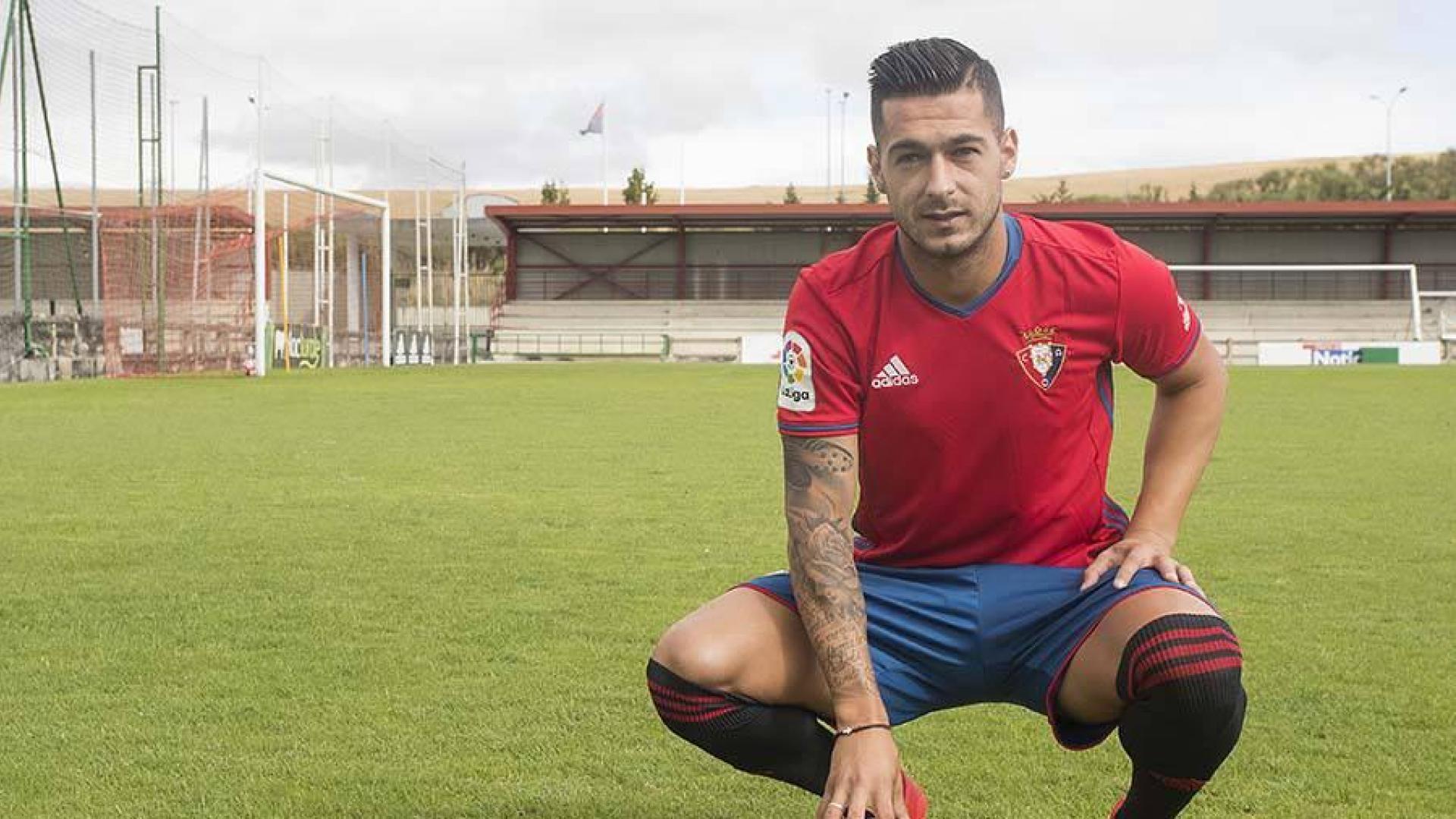 El delantero fue presentado en Tajonar tras su debut contra la Real Sociedad