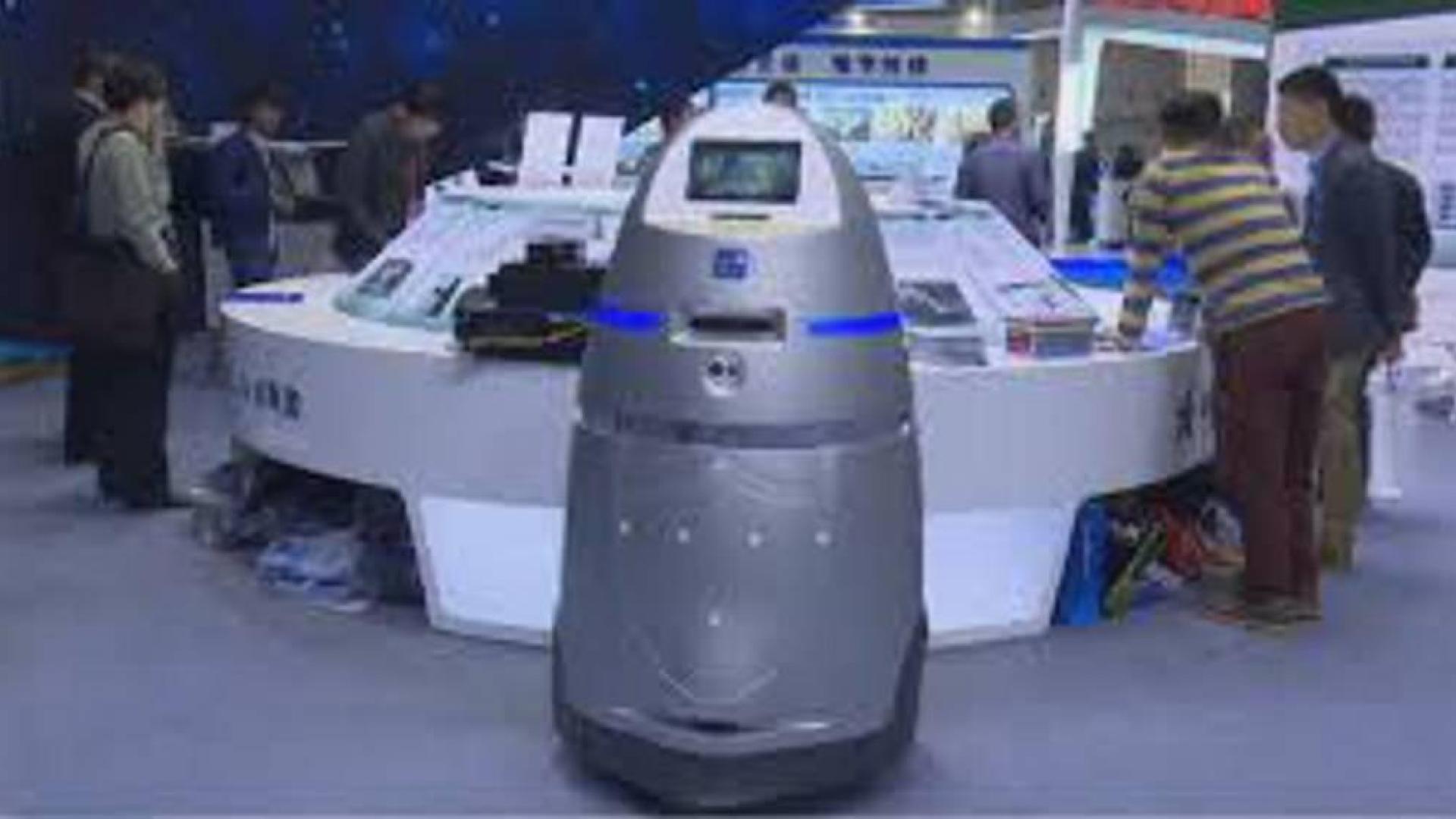 Unos robots pratullan ya en uno de los mayores aeropuertos de China