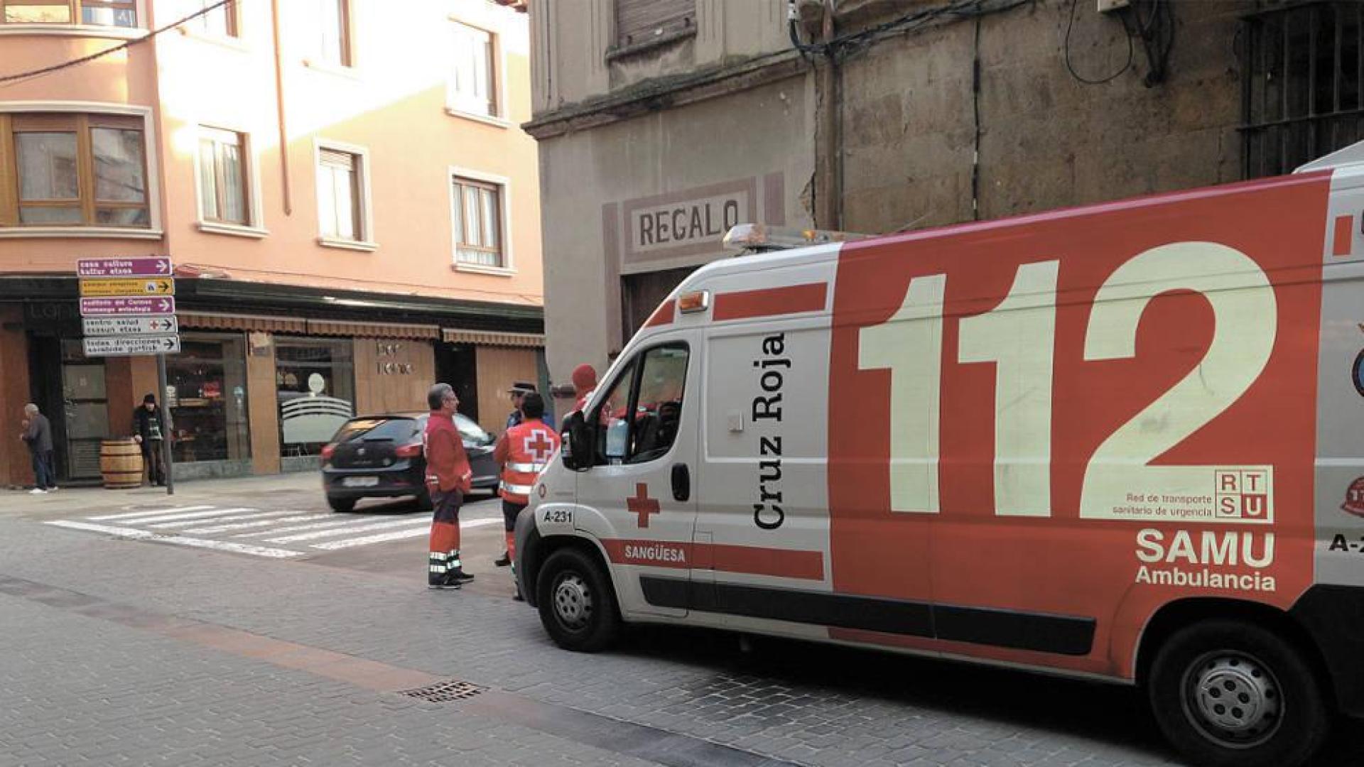 Ambulancia de Cruz Roja Sangüesa en la calle Mayor de la localidad.