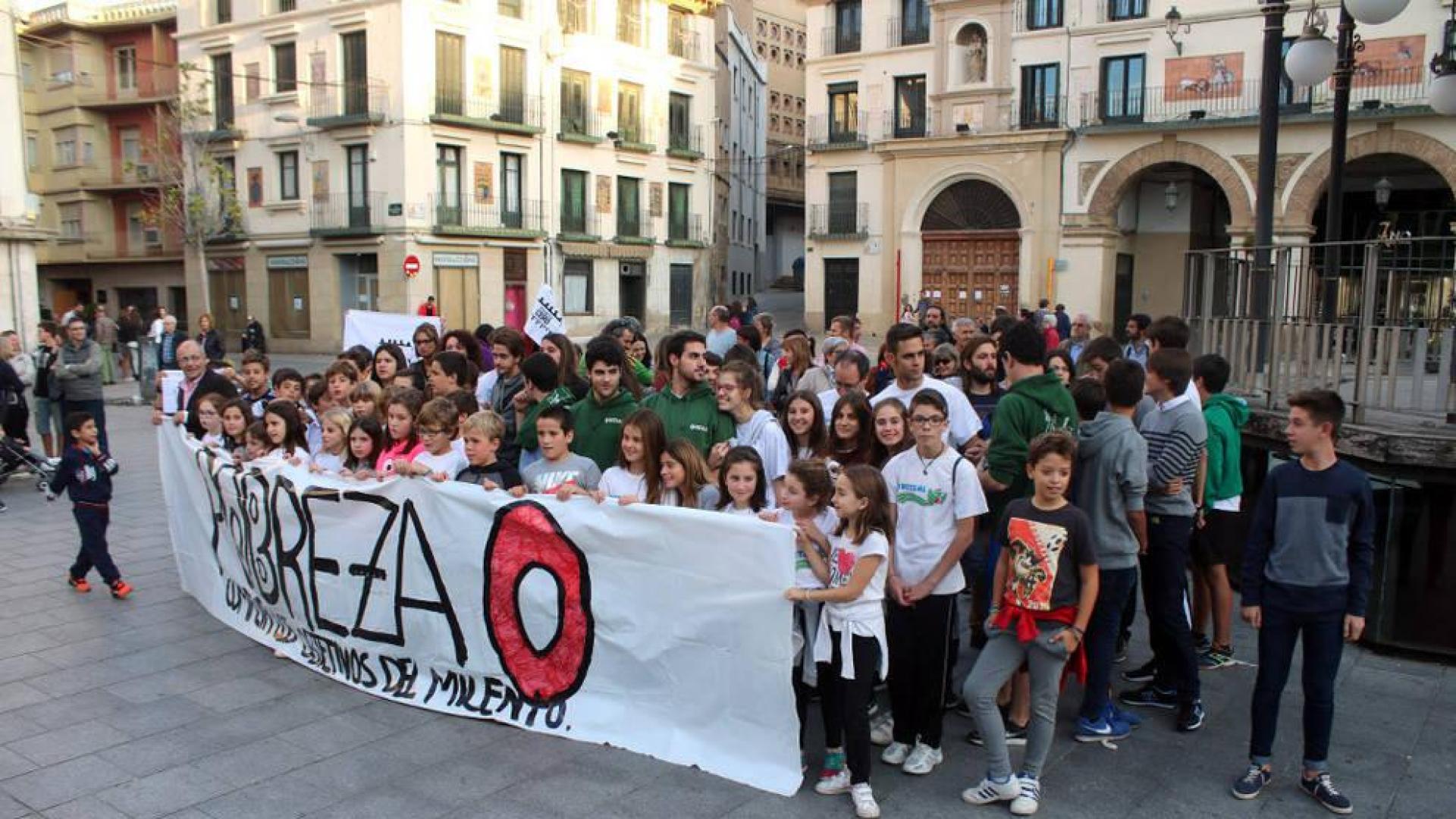 Imagen de la concentración del grupo Pobreza Cero celebrada ayer en la plaza de los Fueros.