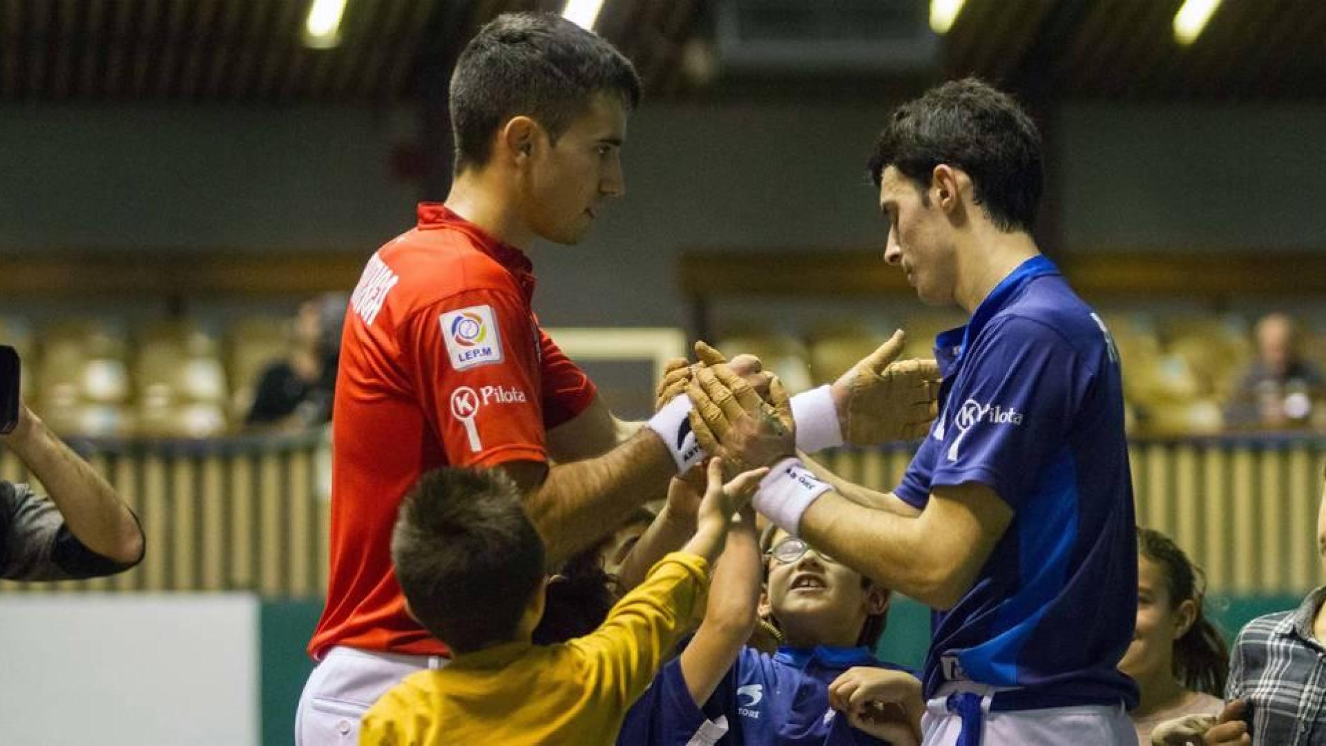 Mikel Urrutikoetxea saluda a Jokin Altuna al término del partido de ayer en el Astelena.