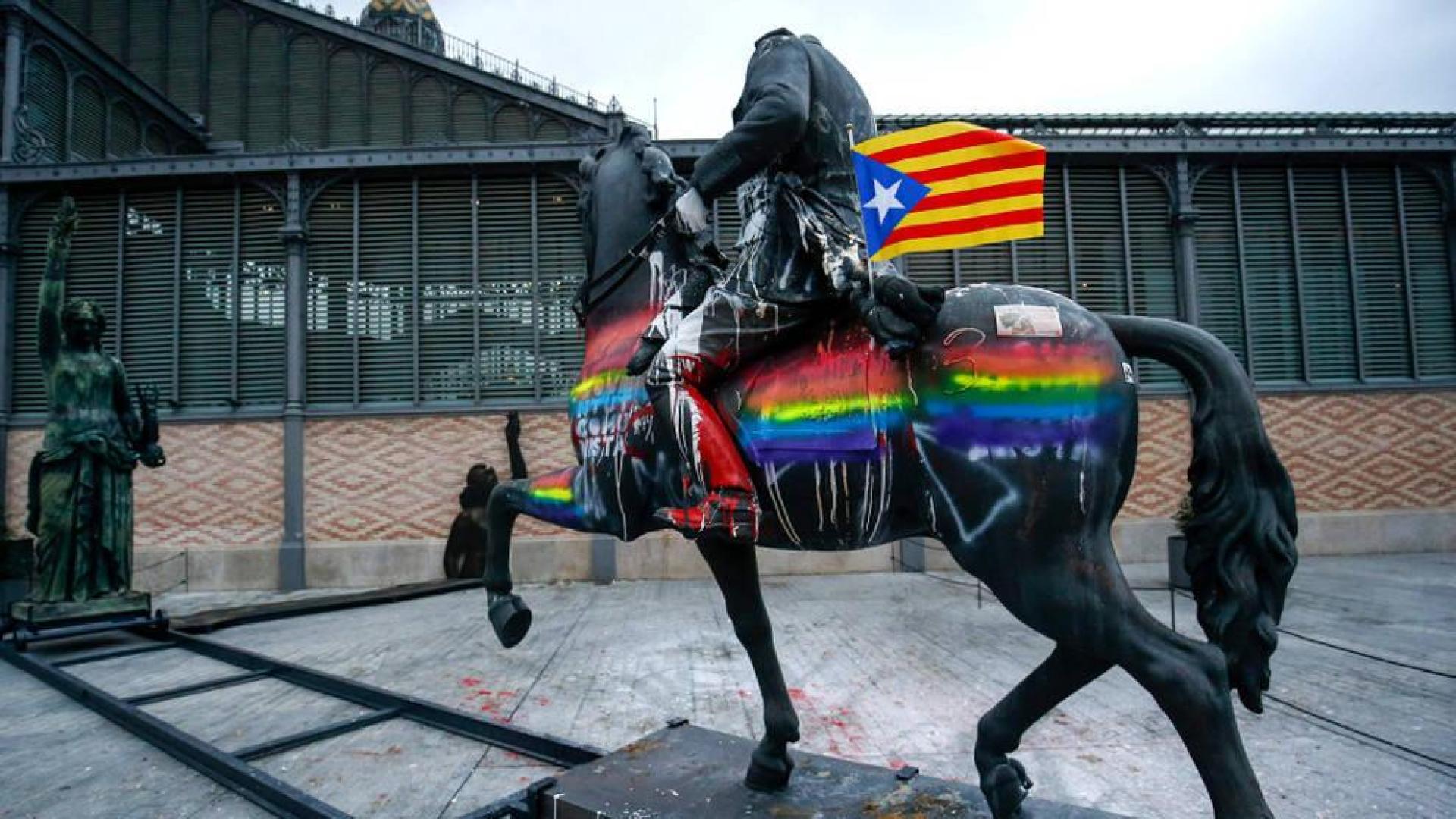 Barcelona retira del Born la estatua ecuestre decapitada de Franco