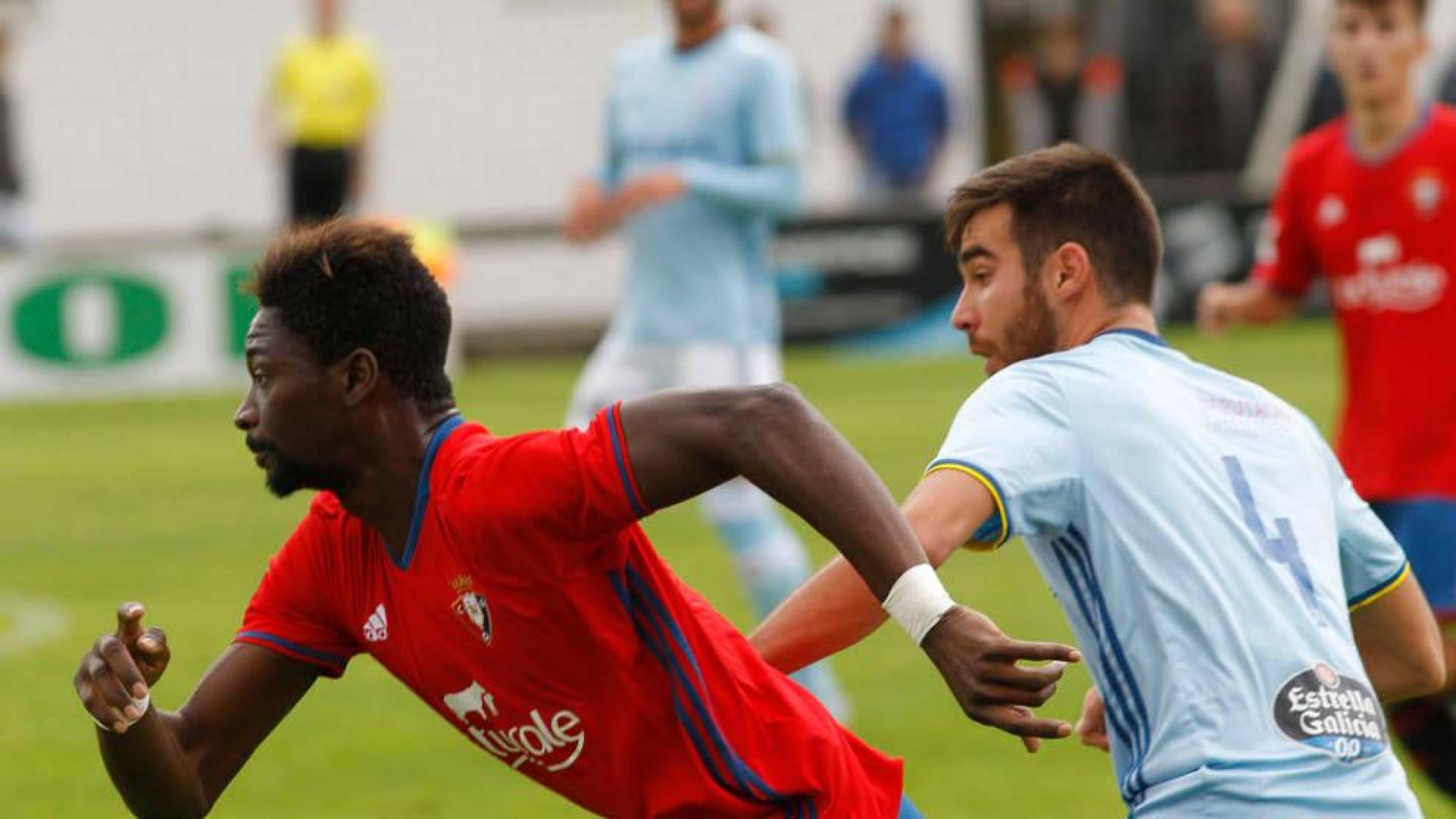 Nuha, la referencia en ataque de Osasuna, intenta zafarse de Roger, central del equipo celtarra.