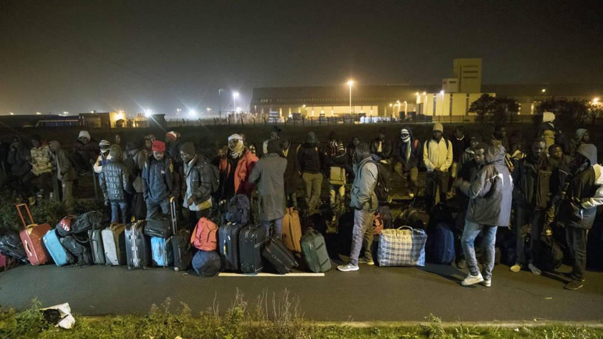 Comienza la evacuación del centro de inmigrantes de Calais con largas colas
