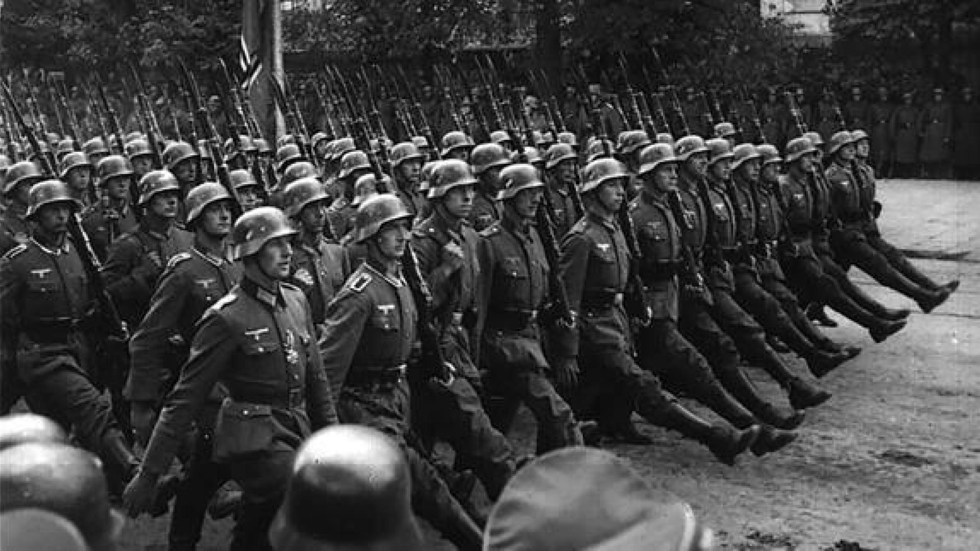 Soldados alemanes desfilan durante la II Guerra Mundial.