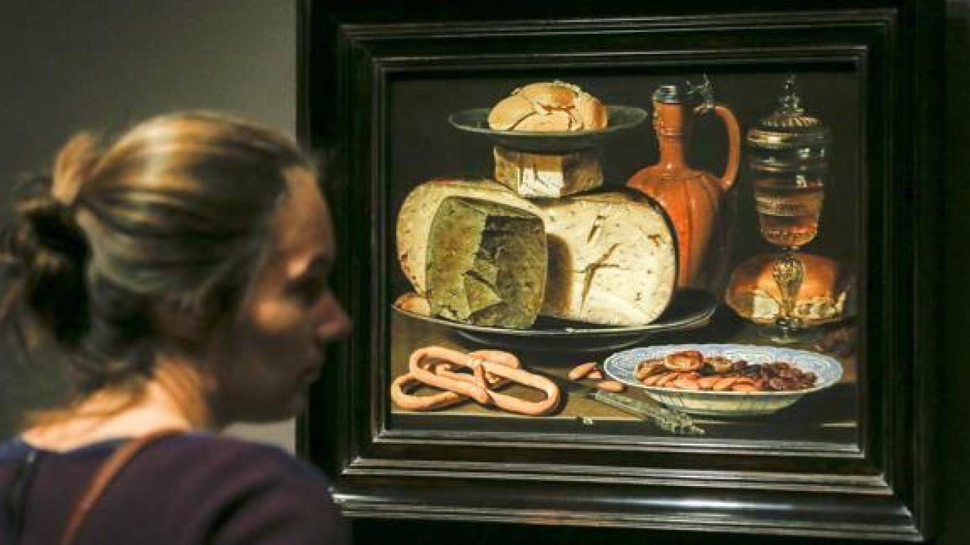 Una visitante del Prado contempla un bodegón pintado por Clara Peeters.