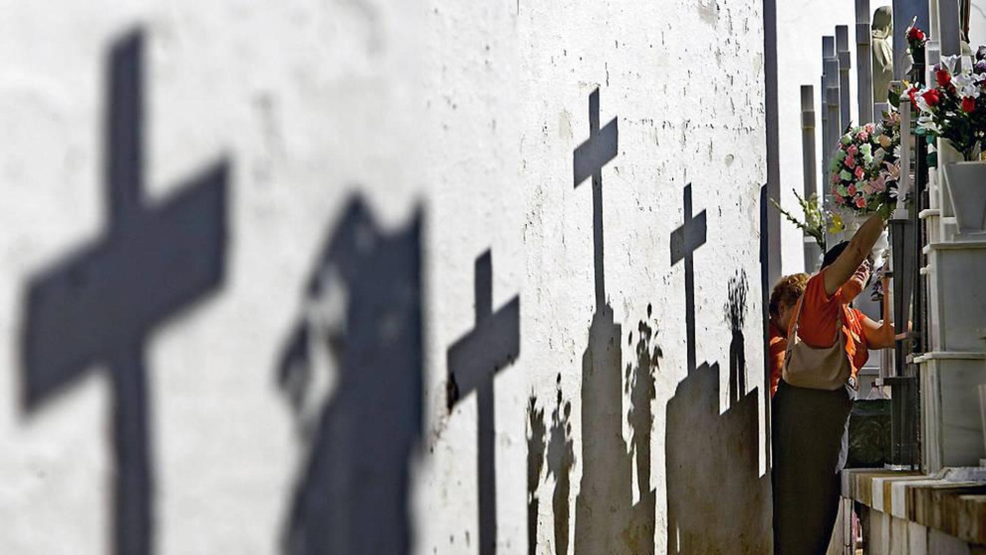 Rescatan a una anciana tras caer al interior de una tumba en el cementerio de Sevilla