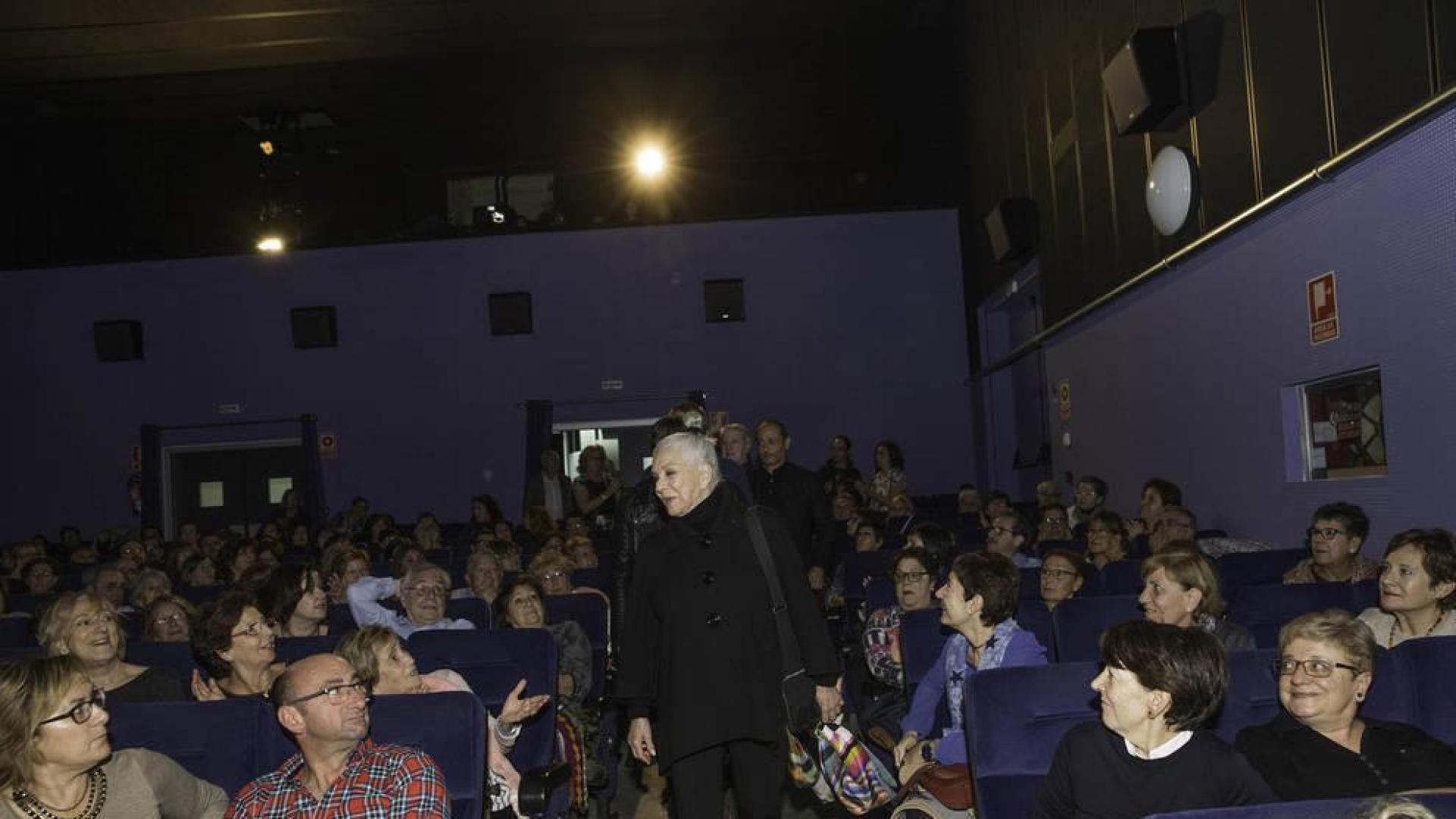 La actriz Lola Herrera entra en la sala del cine Moncayo de Tudela entre los aplausos y miradas de los espectadores que acudieron ayer a la proyección de 'Pasaje al amanecer'.