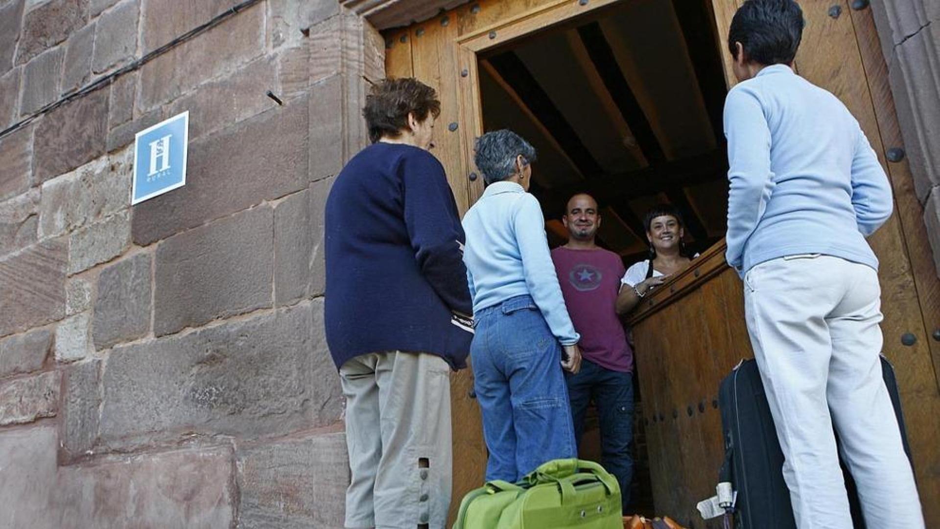 El mal tiempo en marzo y abril hace caer un 32,43% el turismo rural